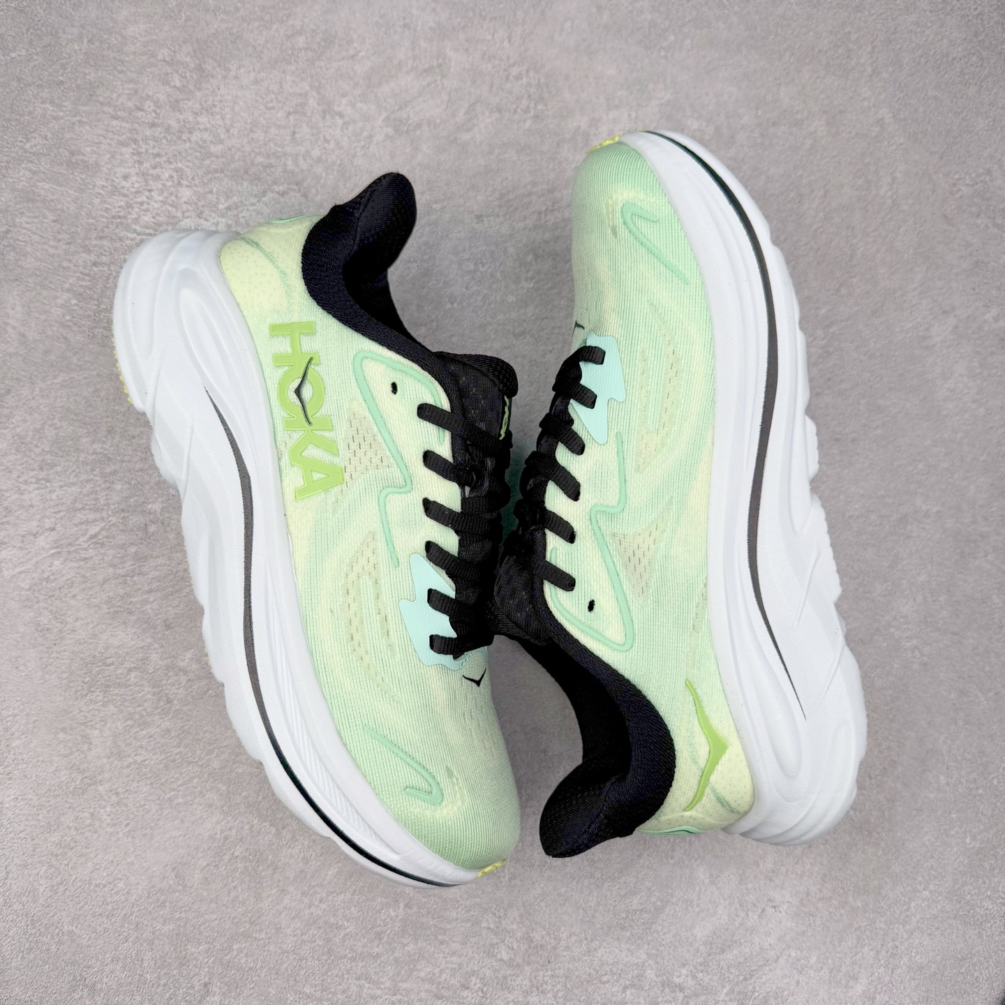 图片[3]-HOKA ONE ONE Clifton 克里夫顿10代专业性能减震公路跑步鞋 轻盈透气的针织网面和纱线的使用让鞋面更挺拔 增强鞋面的强度和支撑性能 搭配柔软的鞋舌 让双脚在舒适包裹中跑的更加畅快 全新泡棉中底 柔软的同时增强回弹性能 为不同跑者提供更平稳流畅的脚感 带来全面的缓冲保护 根据人体工程学设计的延长拉襟 后跟处弹软的海绵填充舒适固定 避免掉跟和摩擦 相比上一代光滑的内衬 Clifton 的内衬增强了摩擦力 避免双脚在鞋内滑动 尺码：36 36.5 37.5 38 38.5 39 40 40.5 41 42 42.5 43 44 44.5 45-选品中心