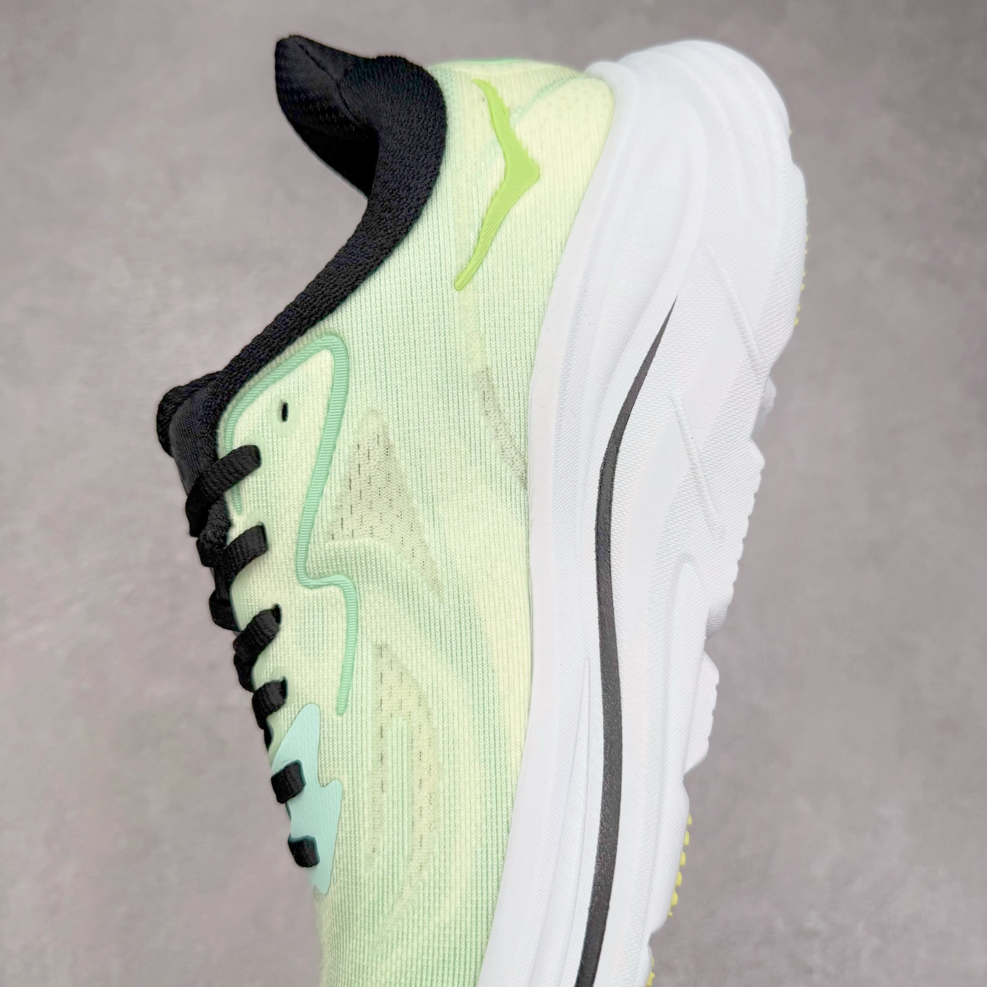 图片[7]-HOKA ONE ONE Clifton 克里夫顿10代专业性能减震公路跑步鞋 轻盈透气的针织网面和纱线的使用让鞋面更挺拔 增强鞋面的强度和支撑性能 搭配柔软的鞋舌 让双脚在舒适包裹中跑的更加畅快 全新泡棉中底 柔软的同时增强回弹性能 为不同跑者提供更平稳流畅的脚感 带来全面的缓冲保护 根据人体工程学设计的延长拉襟 后跟处弹软的海绵填充舒适固定 避免掉跟和摩擦 相比上一代光滑的内衬 Clifton 的内衬增强了摩擦力 避免双脚在鞋内滑动 尺码：36 36.5 37.5 38 38.5 39 40 40.5 41 42 42.5 43 44 44.5 45-选品中心