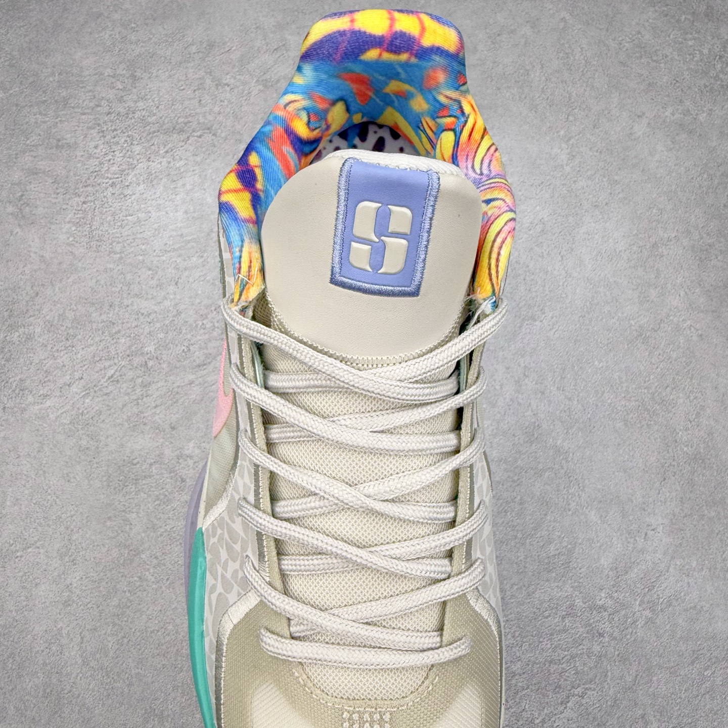 图片[5]-NK Sabrina 2 \’lonic\’ 萨布丽娜二代签名减震防滑低帮篮球鞋 FQ2174 灵感来自 lonescu 的罗马尼亚传统 在前掌和鞋眼处采用特殊图案 向传统的罗马尼亚艺术和建筑致敬 它配备了全掌 NK React 缓震系统 并在前脚掌处配备了 Zoom Air 气垫 大胆的任何人任何地方 信息嵌入中底 象征着 lonescu的竞争精神以及她相信梦想家可以来自任何地方 该鞋还包括带锁定中足束带系统 以帮助固定脚部 Sabrina 1 的这款产品采用光子粉尘、无烟煤色、紫红色梦幻、浅烟灰色和浅骨色配色方案 尺码：36 36.5 37.5 38 38.5 39 40 40.5 41 42 42.5 43 44 44.5 45 46-选品中心