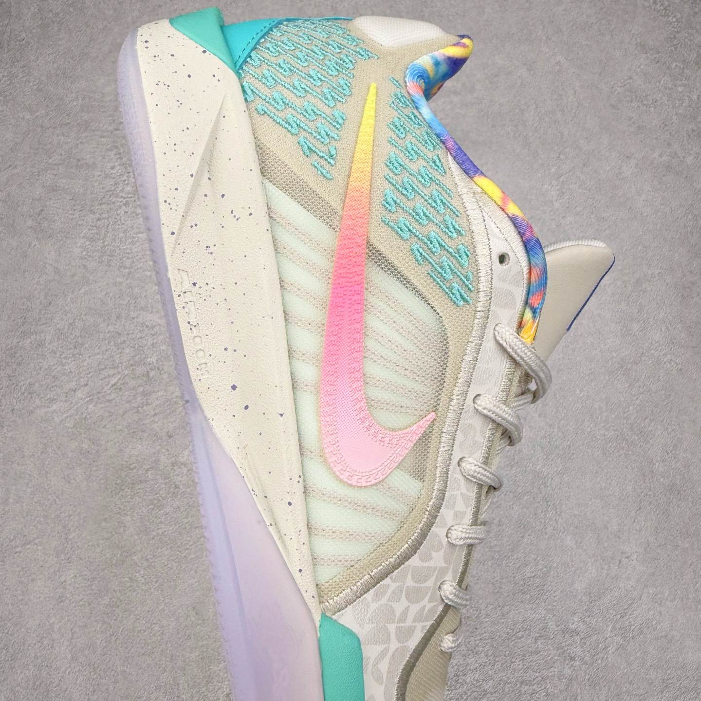 图片[6]-NK Sabrina 2 \’lonic\’ 萨布丽娜二代签名减震防滑低帮篮球鞋 FQ2174 灵感来自 lonescu 的罗马尼亚传统 在前掌和鞋眼处采用特殊图案 向传统的罗马尼亚艺术和建筑致敬 它配备了全掌 NK React 缓震系统 并在前脚掌处配备了 Zoom Air 气垫 大胆的任何人任何地方 信息嵌入中底 象征着 lonescu的竞争精神以及她相信梦想家可以来自任何地方 该鞋还包括带锁定中足束带系统 以帮助固定脚部 Sabrina 1 的这款产品采用光子粉尘、无烟煤色、紫红色梦幻、浅烟灰色和浅骨色配色方案 尺码：36 36.5 37.5 38 38.5 39 40 40.5 41 42 42.5 43 44 44.5 45 46-选品中心