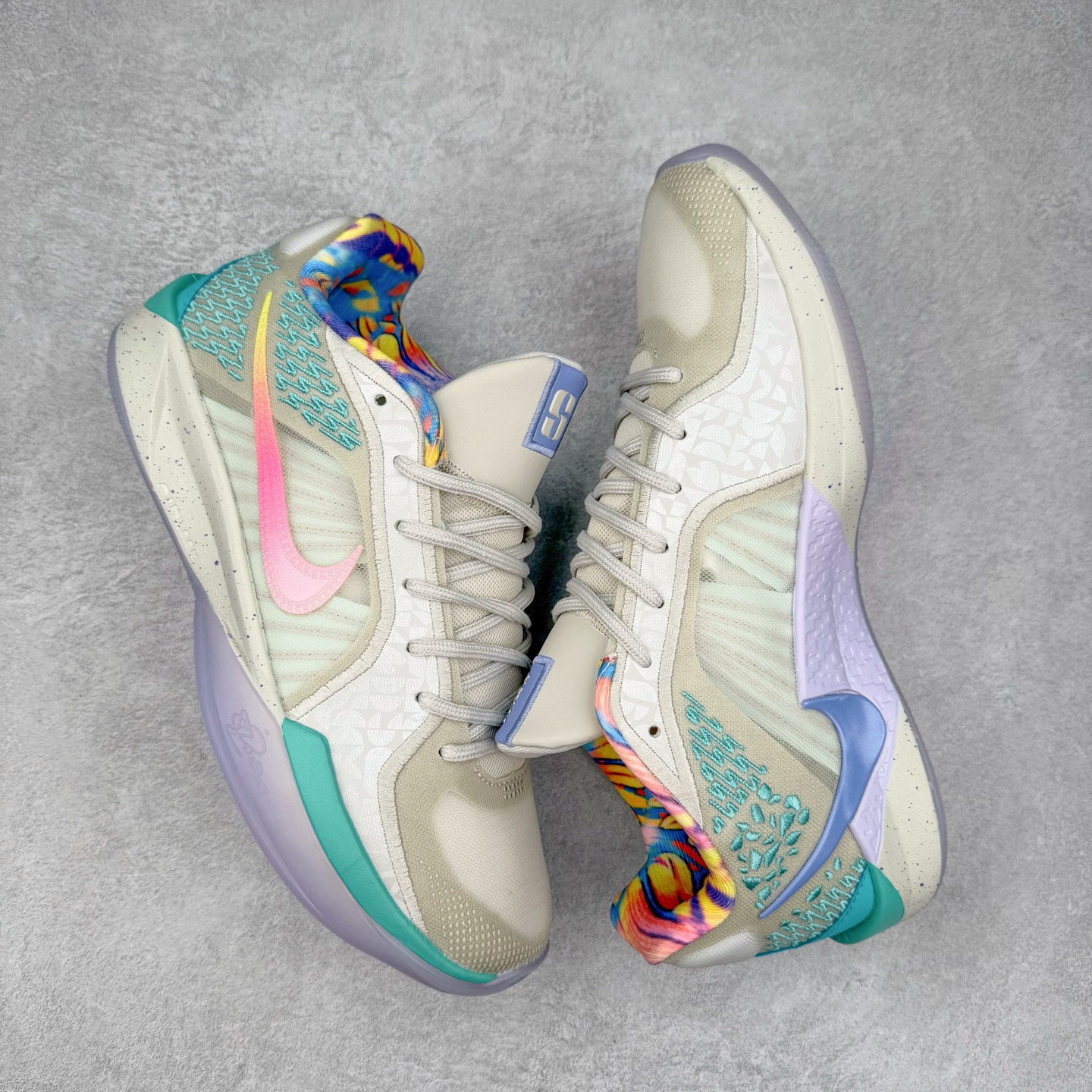 图片[3]-NK Sabrina 2 \’lonic\’ 萨布丽娜二代签名减震防滑低帮篮球鞋 FQ2174 灵感来自 lonescu 的罗马尼亚传统 在前掌和鞋眼处采用特殊图案 向传统的罗马尼亚艺术和建筑致敬 它配备了全掌 NK React 缓震系统 并在前脚掌处配备了 Zoom Air 气垫 大胆的任何人任何地方 信息嵌入中底 象征着 lonescu的竞争精神以及她相信梦想家可以来自任何地方 该鞋还包括带锁定中足束带系统 以帮助固定脚部 Sabrina 1 的这款产品采用光子粉尘、无烟煤色、紫红色梦幻、浅烟灰色和浅骨色配色方案 尺码：36 36.5 37.5 38 38.5 39 40 40.5 41 42 42.5 43 44 44.5 45 46-选品中心