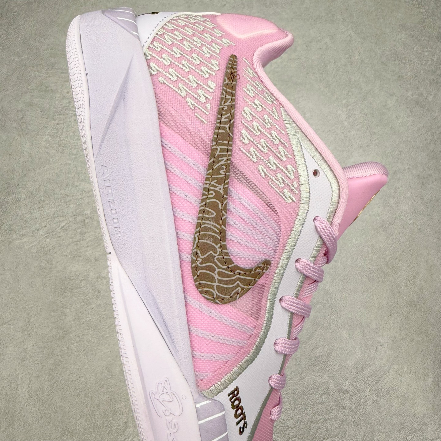 图片[6]-NK Sabrina 2 \’lonic\’ 萨布丽娜二代签名减震防滑低帮篮球鞋 FQ2174 灵感来自 lonescu 的罗马尼亚传统 在前掌和鞋眼处采用特殊图案 向传统的罗马尼亚艺术和建筑致敬 它配备了全掌 NK React 缓震系统 并在前脚掌处配备了 Zoom Air 气垫 大胆的任何人任何地方 信息嵌入中底 象征着 lonescu的竞争精神以及她相信梦想家可以来自任何地方 该鞋还包括带锁定中足束带系统 以帮助固定脚部 Sabrina 1 的这款产品采用光子粉尘、无烟煤色、紫红色梦幻、浅烟灰色和浅骨色配色方案 尺码：36 36.5 37.5 38 38.5 39 40 40.5 41 42 42.5 43 44 44.5 45 46-选品中心