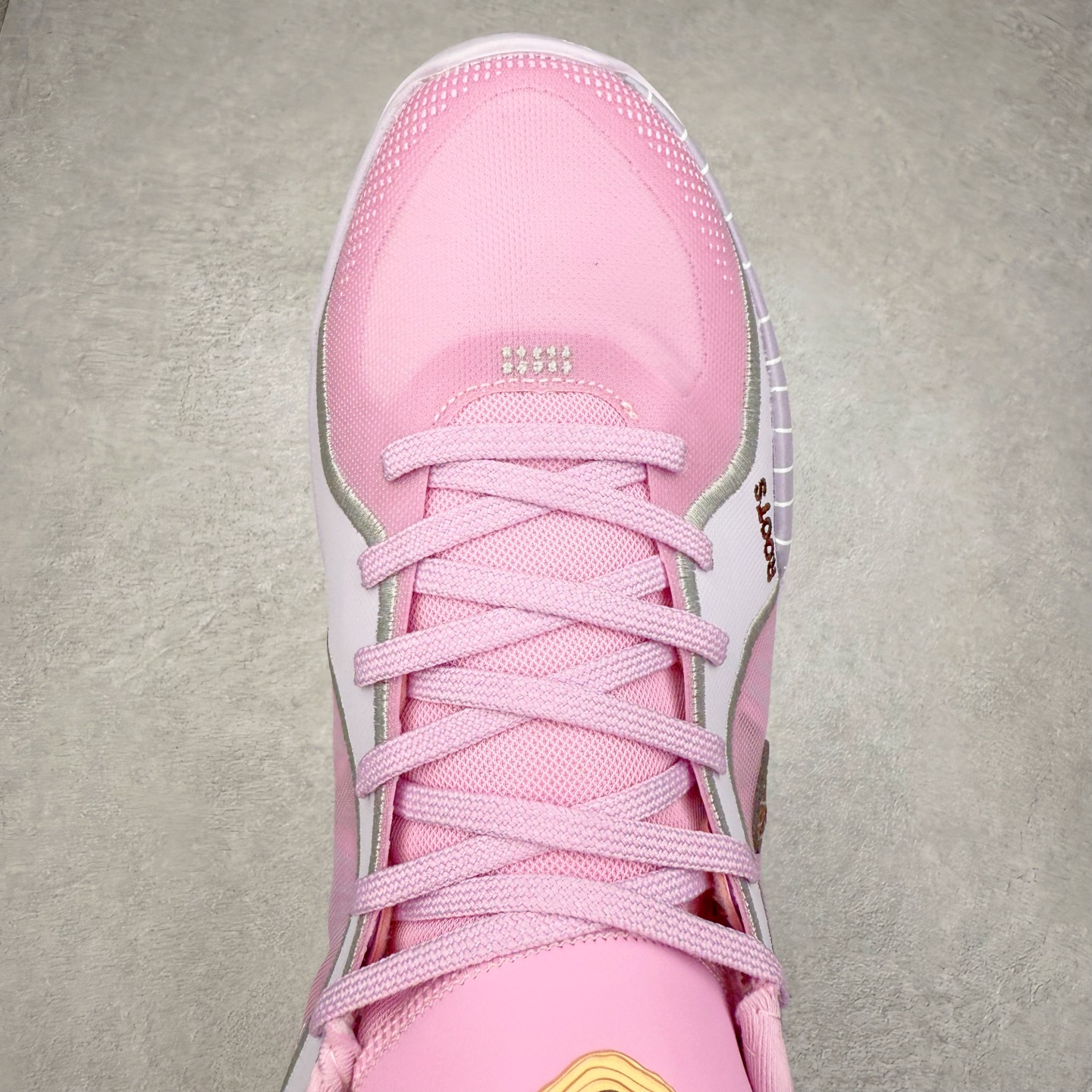 图片[4]-NK Sabrina 2 \’lonic\’ 萨布丽娜二代签名减震防滑低帮篮球鞋 FQ2174 灵感来自 lonescu 的罗马尼亚传统 在前掌和鞋眼处采用特殊图案 向传统的罗马尼亚艺术和建筑致敬 它配备了全掌 NK React 缓震系统 并在前脚掌处配备了 Zoom Air 气垫 大胆的任何人任何地方 信息嵌入中底 象征着 lonescu的竞争精神以及她相信梦想家可以来自任何地方 该鞋还包括带锁定中足束带系统 以帮助固定脚部 Sabrina 1 的这款产品采用光子粉尘、无烟煤色、紫红色梦幻、浅烟灰色和浅骨色配色方案 尺码：36 36.5 37.5 38 38.5 39 40 40.5 41 42 42.5 43 44 44.5 45 46-选品中心