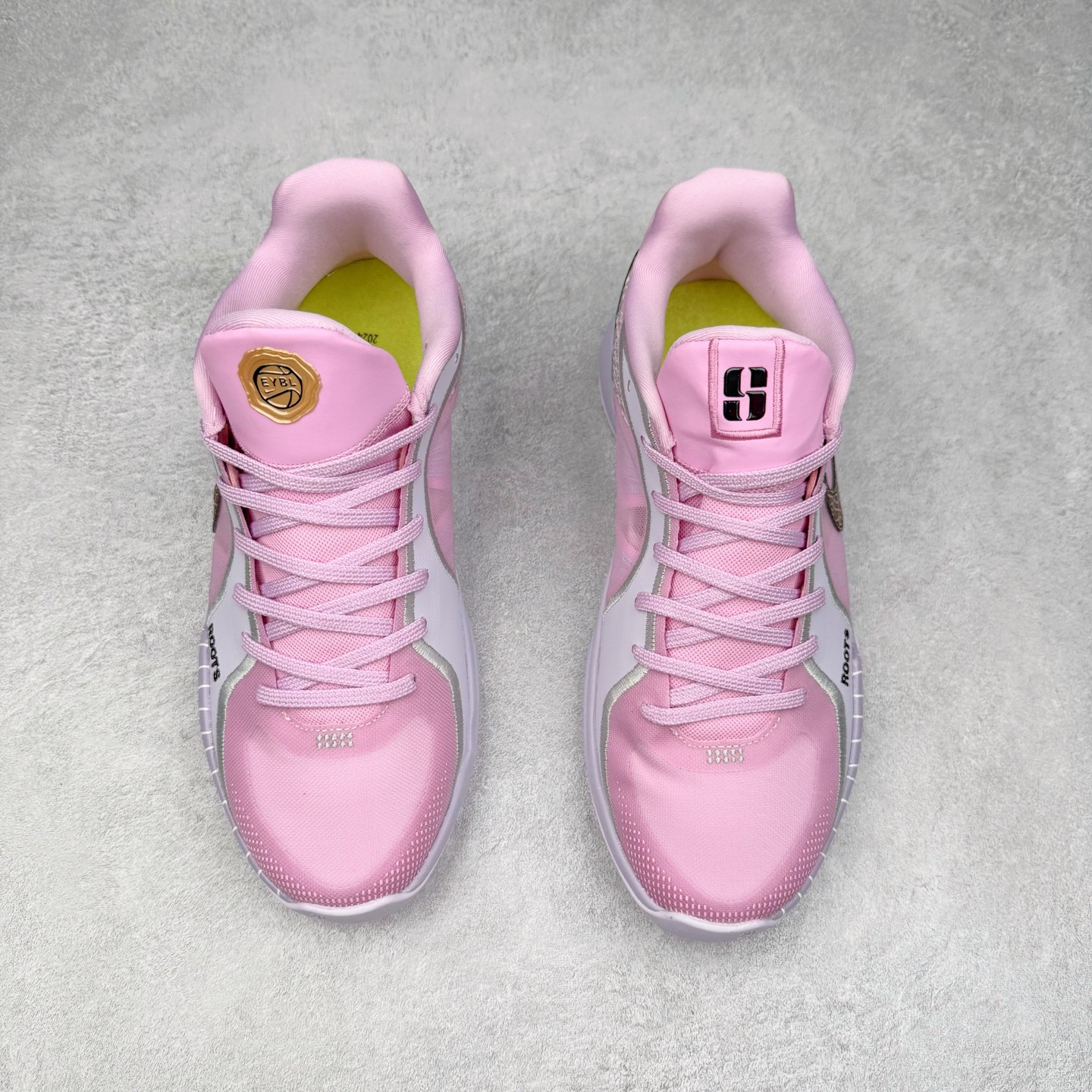 图片[2]-NK Sabrina 2 \’lonic\’ 萨布丽娜二代签名减震防滑低帮篮球鞋 FQ2174 灵感来自 lonescu 的罗马尼亚传统 在前掌和鞋眼处采用特殊图案 向传统的罗马尼亚艺术和建筑致敬 它配备了全掌 NK React 缓震系统 并在前脚掌处配备了 Zoom Air 气垫 大胆的任何人任何地方 信息嵌入中底 象征着 lonescu的竞争精神以及她相信梦想家可以来自任何地方 该鞋还包括带锁定中足束带系统 以帮助固定脚部 Sabrina 1 的这款产品采用光子粉尘、无烟煤色、紫红色梦幻、浅烟灰色和浅骨色配色方案 尺码：36 36.5 37.5 38 38.5 39 40 40.5 41 42 42.5 43 44 44.5 45 46-选品中心