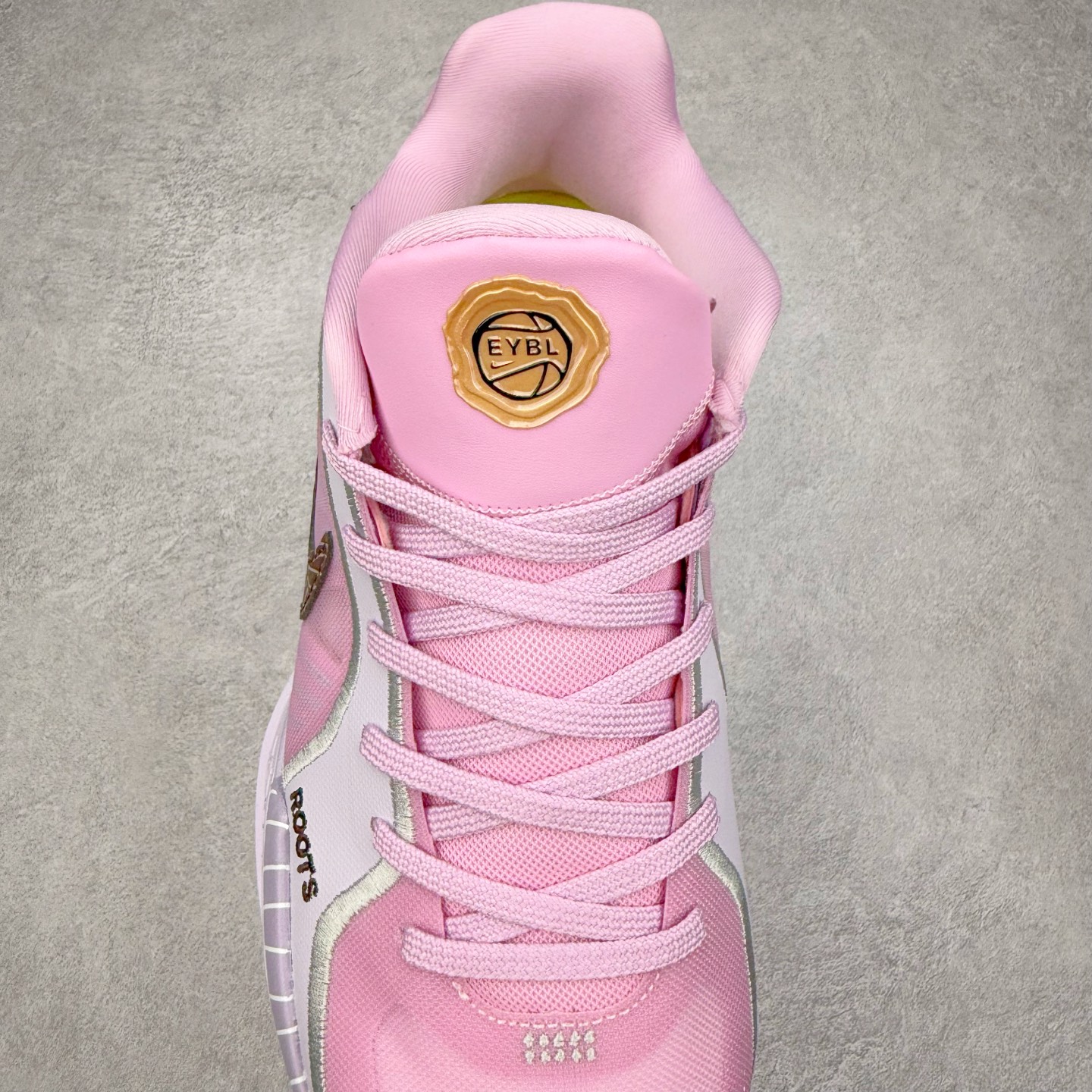 图片[5]-NK Sabrina 2 \’lonic\’ 萨布丽娜二代签名减震防滑低帮篮球鞋 FQ2174 灵感来自 lonescu 的罗马尼亚传统 在前掌和鞋眼处采用特殊图案 向传统的罗马尼亚艺术和建筑致敬 它配备了全掌 NK React 缓震系统 并在前脚掌处配备了 Zoom Air 气垫 大胆的任何人任何地方 信息嵌入中底 象征着 lonescu的竞争精神以及她相信梦想家可以来自任何地方 该鞋还包括带锁定中足束带系统 以帮助固定脚部 Sabrina 1 的这款产品采用光子粉尘、无烟煤色、紫红色梦幻、浅烟灰色和浅骨色配色方案 尺码：36 36.5 37.5 38 38.5 39 40 40.5 41 42 42.5 43 44 44.5 45 46-选品中心