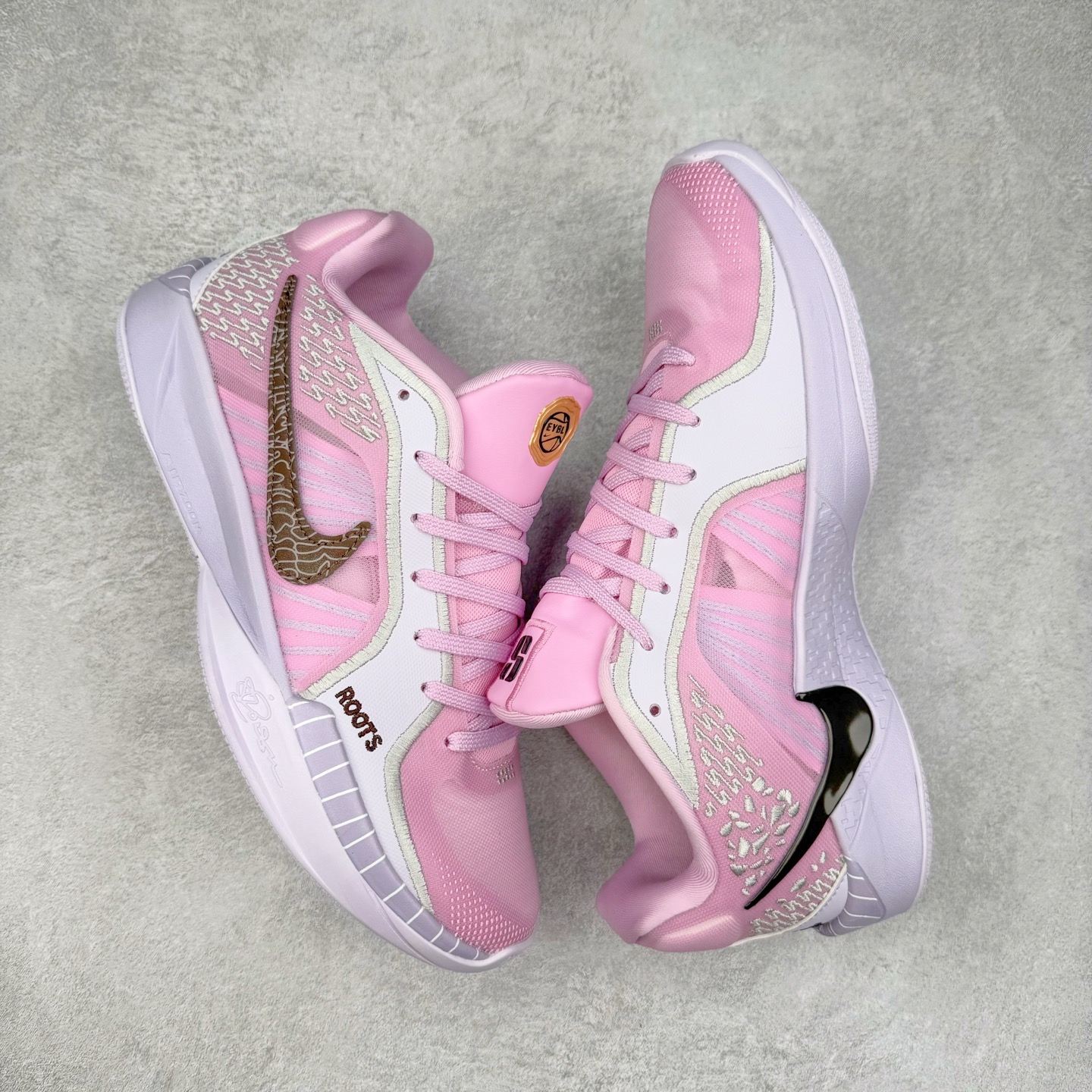 图片[3]-NK Sabrina 2 \’lonic\’ 萨布丽娜二代签名减震防滑低帮篮球鞋 FQ2174 灵感来自 lonescu 的罗马尼亚传统 在前掌和鞋眼处采用特殊图案 向传统的罗马尼亚艺术和建筑致敬 它配备了全掌 NK React 缓震系统 并在前脚掌处配备了 Zoom Air 气垫 大胆的任何人任何地方 信息嵌入中底 象征着 lonescu的竞争精神以及她相信梦想家可以来自任何地方 该鞋还包括带锁定中足束带系统 以帮助固定脚部 Sabrina 1 的这款产品采用光子粉尘、无烟煤色、紫红色梦幻、浅烟灰色和浅骨色配色方案 尺码：36 36.5 37.5 38 38.5 39 40 40.5 41 42 42.5 43 44 44.5 45 46-选品中心