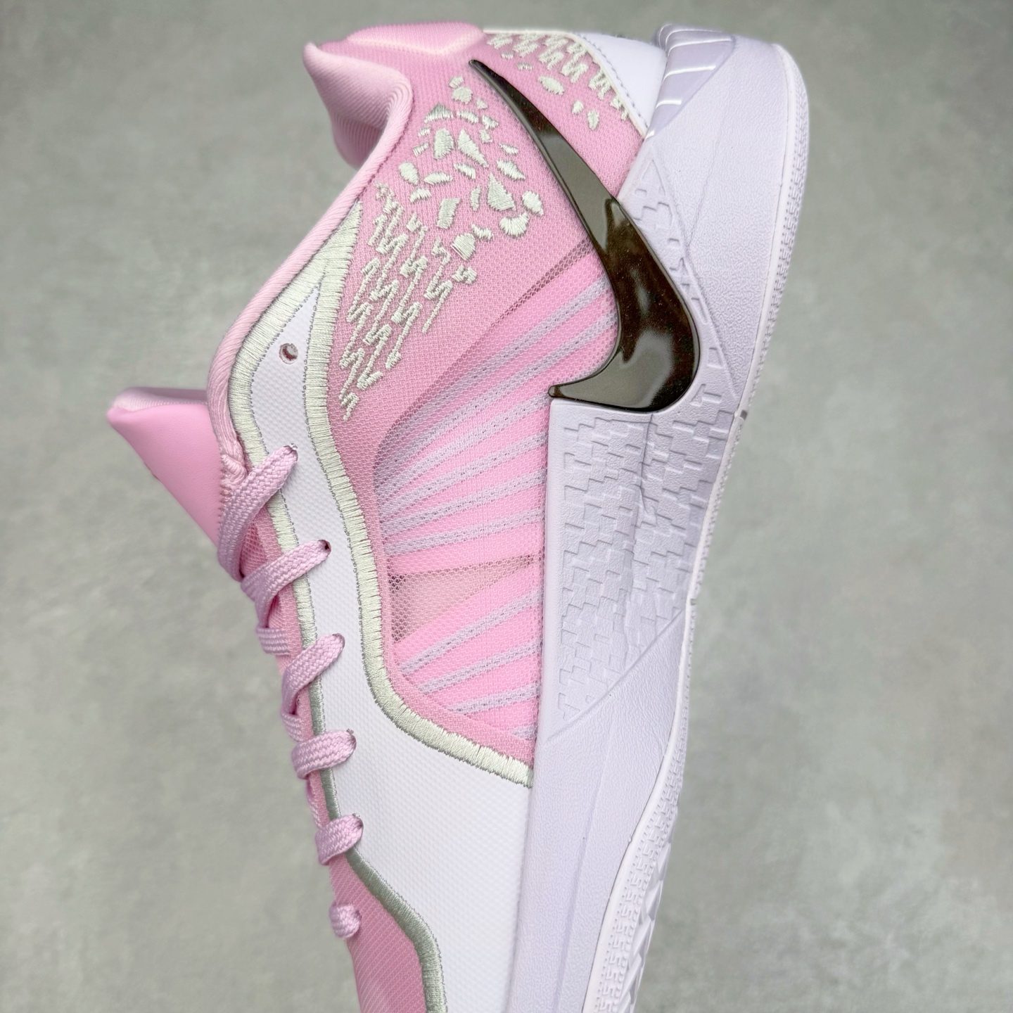 图片[7]-NK Sabrina 2 \’lonic\’ 萨布丽娜二代签名减震防滑低帮篮球鞋 FQ2174 灵感来自 lonescu 的罗马尼亚传统 在前掌和鞋眼处采用特殊图案 向传统的罗马尼亚艺术和建筑致敬 它配备了全掌 NK React 缓震系统 并在前脚掌处配备了 Zoom Air 气垫 大胆的任何人任何地方 信息嵌入中底 象征着 lonescu的竞争精神以及她相信梦想家可以来自任何地方 该鞋还包括带锁定中足束带系统 以帮助固定脚部 Sabrina 1 的这款产品采用光子粉尘、无烟煤色、紫红色梦幻、浅烟灰色和浅骨色配色方案 尺码：36 36.5 37.5 38 38.5 39 40 40.5 41 42 42.5 43 44 44.5 45 46-选品中心