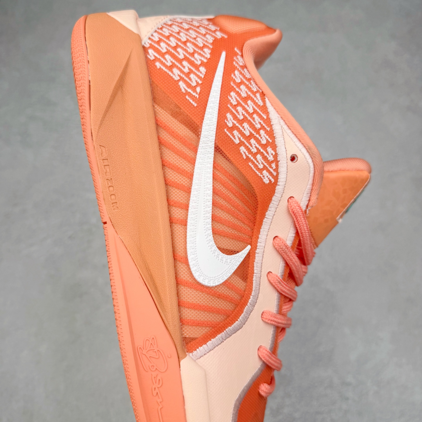 图片[6]-NK Sabrina 2 \’lonic\’ 萨布丽娜二代签名减震防滑低帮篮球鞋 FQ2174 灵感来自 lonescu 的罗马尼亚传统 在前掌和鞋眼处采用特殊图案 向传统的罗马尼亚艺术和建筑致敬 它配备了全掌 NK React 缓震系统 并在前脚掌处配备了 Zoom Air 气垫 大胆的任何人任何地方 信息嵌入中底 象征着 lonescu的竞争精神以及她相信梦想家可以来自任何地方 该鞋还包括带锁定中足束带系统 以帮助固定脚部 Sabrina 1 的这款产品采用光子粉尘、无烟煤色、紫红色梦幻、浅烟灰色和浅骨色配色方案 尺码：36 36.5 37.5 38 38.5 39 40 40.5 41 42 42.5 43 44 44.5 45 46-选品中心