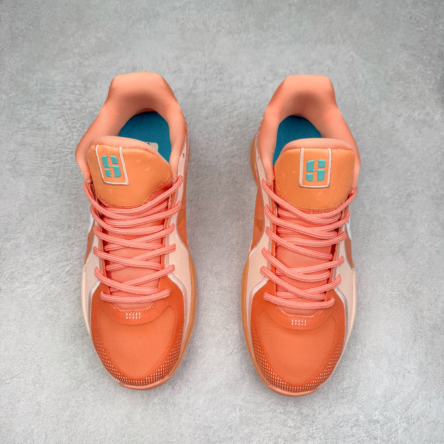 图片[2]-NK Sabrina 2 \’lonic\’ 萨布丽娜二代签名减震防滑低帮篮球鞋 FQ2174 灵感来自 lonescu 的罗马尼亚传统 在前掌和鞋眼处采用特殊图案 向传统的罗马尼亚艺术和建筑致敬 它配备了全掌 NK React 缓震系统 并在前脚掌处配备了 Zoom Air 气垫 大胆的任何人任何地方 信息嵌入中底 象征着 lonescu的竞争精神以及她相信梦想家可以来自任何地方 该鞋还包括带锁定中足束带系统 以帮助固定脚部 Sabrina 1 的这款产品采用光子粉尘、无烟煤色、紫红色梦幻、浅烟灰色和浅骨色配色方案 尺码：36 36.5 37.5 38 38.5 39 40 40.5 41 42 42.5 43 44 44.5 45 46-选品中心