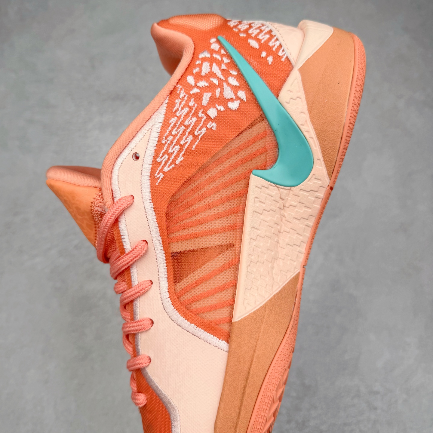 图片[7]-NK Sabrina 2 \’lonic\’ 萨布丽娜二代签名减震防滑低帮篮球鞋 FQ2174 灵感来自 lonescu 的罗马尼亚传统 在前掌和鞋眼处采用特殊图案 向传统的罗马尼亚艺术和建筑致敬 它配备了全掌 NK React 缓震系统 并在前脚掌处配备了 Zoom Air 气垫 大胆的任何人任何地方 信息嵌入中底 象征着 lonescu的竞争精神以及她相信梦想家可以来自任何地方 该鞋还包括带锁定中足束带系统 以帮助固定脚部 Sabrina 1 的这款产品采用光子粉尘、无烟煤色、紫红色梦幻、浅烟灰色和浅骨色配色方案 尺码：36 36.5 37.5 38 38.5 39 40 40.5 41 42 42.5 43 44 44.5 45 46-选品中心