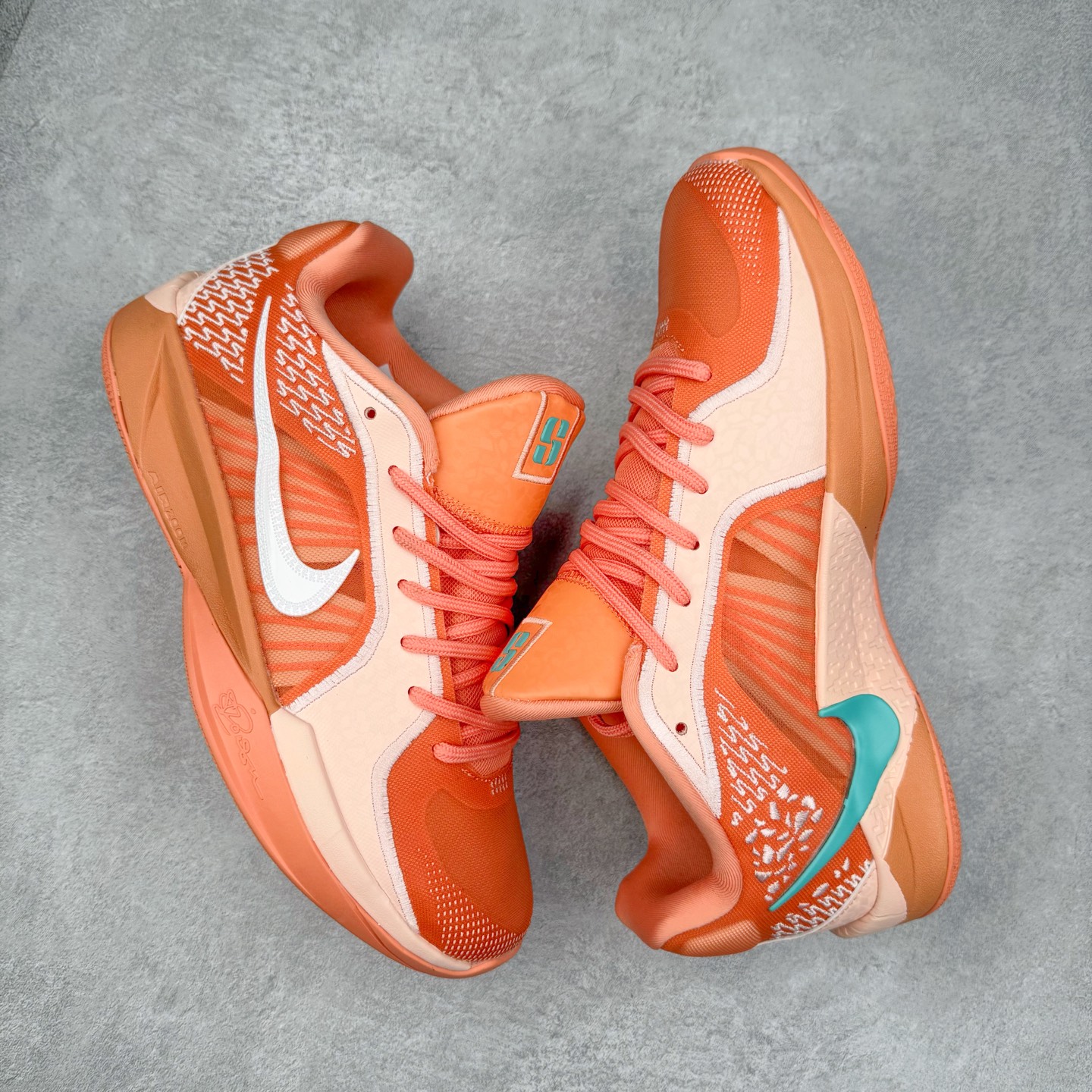 图片[3]-NK Sabrina 2 \’lonic\’ 萨布丽娜二代签名减震防滑低帮篮球鞋 FQ2174 灵感来自 lonescu 的罗马尼亚传统 在前掌和鞋眼处采用特殊图案 向传统的罗马尼亚艺术和建筑致敬 它配备了全掌 NK React 缓震系统 并在前脚掌处配备了 Zoom Air 气垫 大胆的任何人任何地方 信息嵌入中底 象征着 lonescu的竞争精神以及她相信梦想家可以来自任何地方 该鞋还包括带锁定中足束带系统 以帮助固定脚部 Sabrina 1 的这款产品采用光子粉尘、无烟煤色、紫红色梦幻、浅烟灰色和浅骨色配色方案 尺码：36 36.5 37.5 38 38.5 39 40 40.5 41 42 42.5 43 44 44.5 45 46-选品中心