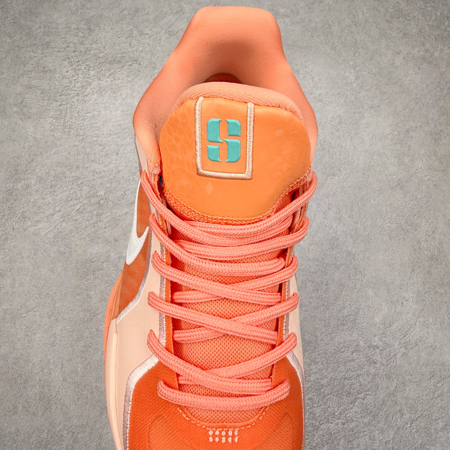 图片[5]-NK Sabrina 2 \’lonic\’ 萨布丽娜二代签名减震防滑低帮篮球鞋 FQ2174 灵感来自 lonescu 的罗马尼亚传统 在前掌和鞋眼处采用特殊图案 向传统的罗马尼亚艺术和建筑致敬 它配备了全掌 NK React 缓震系统 并在前脚掌处配备了 Zoom Air 气垫 大胆的任何人任何地方 信息嵌入中底 象征着 lonescu的竞争精神以及她相信梦想家可以来自任何地方 该鞋还包括带锁定中足束带系统 以帮助固定脚部 Sabrina 1 的这款产品采用光子粉尘、无烟煤色、紫红色梦幻、浅烟灰色和浅骨色配色方案 尺码：36 36.5 37.5 38 38.5 39 40 40.5 41 42 42.5 43 44 44.5 45 46-选品中心