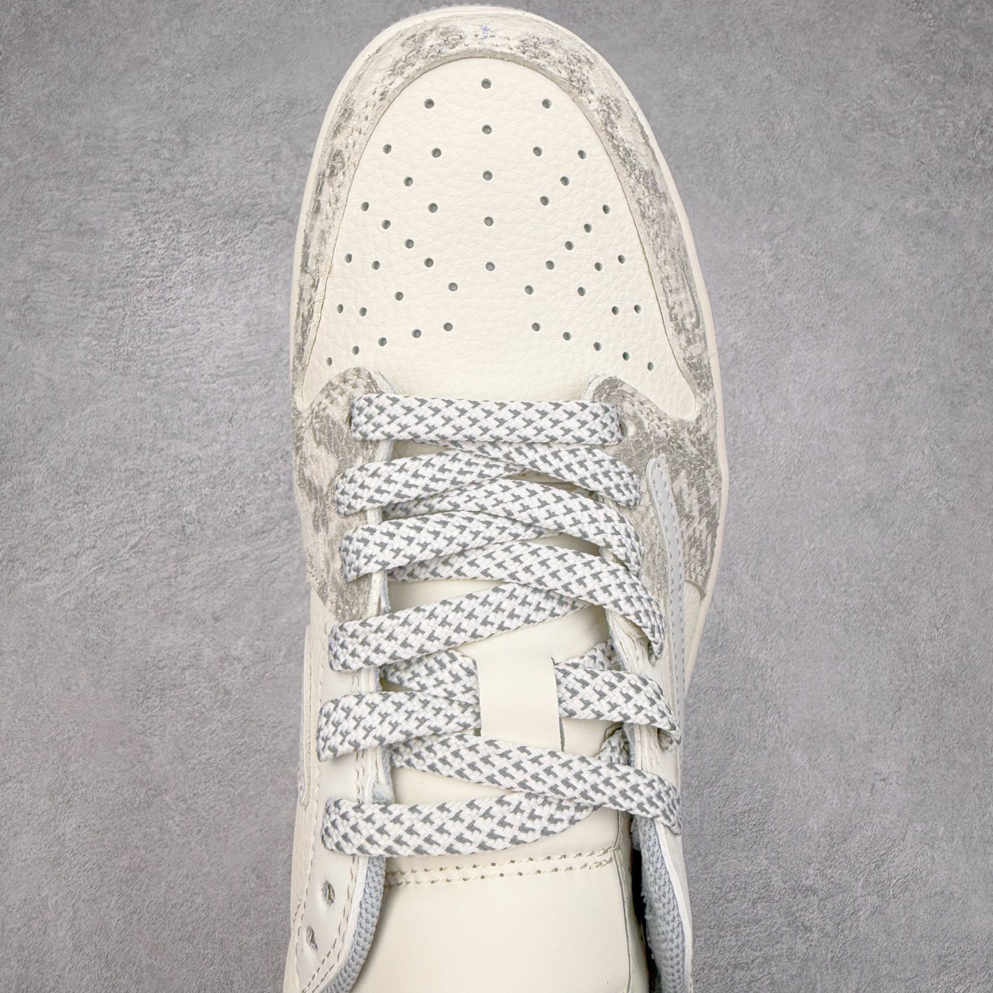 图片[4]-TS x Air Jordan AJ1 Low 倒钩低帮联名定制配色 XS7089-620 原厂内置气垫魔块 A模大底 头层小牛皮 鞋舌AJ原厂专用牛津布+AJ专用反口珍珠布+原厂无杂质高弹内里海棉+特殊封边弹力鞋带 实拍调校N版已经零色差零失真 百分百还原实物色彩所见即所得 不存在货不对板色差等低级问题 选购参考实物拍摄 不混卖不参货 只用心做好货严格选品 承诺混一赔十 尺码：36 36.5 37.5 38 38.5 39 40 40.5 41 42 42.5 43 44 44.5 45-选品中心