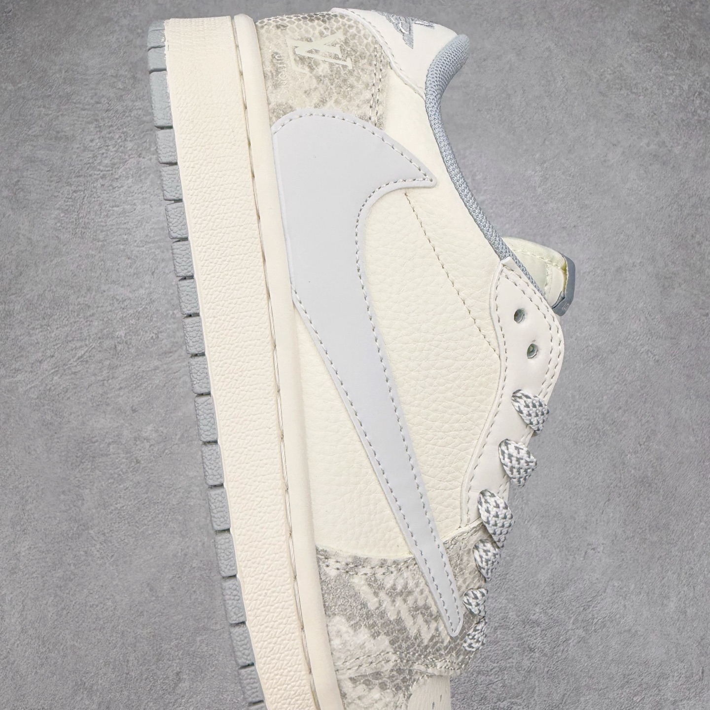 图片[6]-TS x Air Jordan AJ1 Low 倒钩低帮联名定制配色 XS7089-620 原厂内置气垫魔块 A模大底 头层小牛皮 鞋舌AJ原厂专用牛津布+AJ专用反口珍珠布+原厂无杂质高弹内里海棉+特殊封边弹力鞋带 实拍调校N版已经零色差零失真 百分百还原实物色彩所见即所得 不存在货不对板色差等低级问题 选购参考实物拍摄 不混卖不参货 只用心做好货严格选品 承诺混一赔十 尺码：36 36.5 37.5 38 38.5 39 40 40.5 41 42 42.5 43 44 44.5 45-选品中心