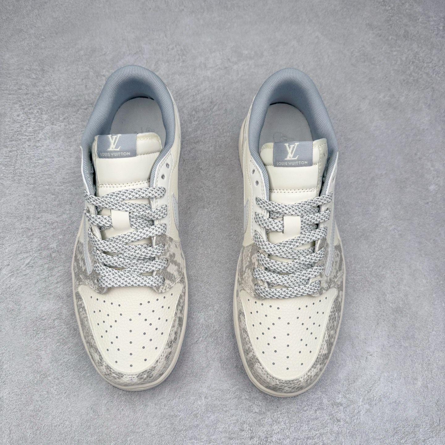 图片[2]-TS x Air Jordan AJ1 Low 倒钩低帮联名定制配色 XS7089-620 原厂内置气垫魔块 A模大底 头层小牛皮 鞋舌AJ原厂专用牛津布+AJ专用反口珍珠布+原厂无杂质高弹内里海棉+特殊封边弹力鞋带 实拍调校N版已经零色差零失真 百分百还原实物色彩所见即所得 不存在货不对板色差等低级问题 选购参考实物拍摄 不混卖不参货 只用心做好货严格选品 承诺混一赔十 尺码：36 36.5 37.5 38 38.5 39 40 40.5 41 42 42.5 43 44 44.5 45-选品中心