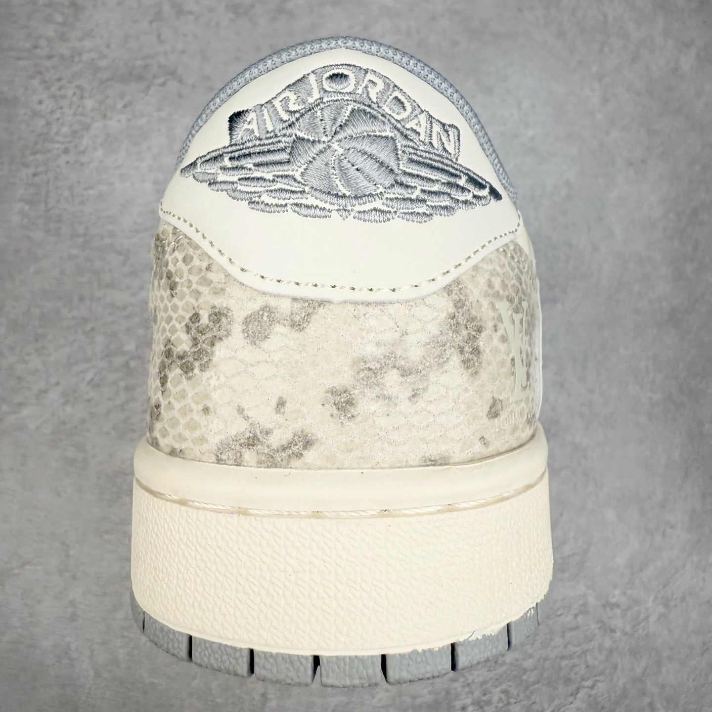 图片[8]-TS x Air Jordan AJ1 Low 倒钩低帮联名定制配色 XS7089-620 原厂内置气垫魔块 A模大底 头层小牛皮 鞋舌AJ原厂专用牛津布+AJ专用反口珍珠布+原厂无杂质高弹内里海棉+特殊封边弹力鞋带 实拍调校N版已经零色差零失真 百分百还原实物色彩所见即所得 不存在货不对板色差等低级问题 选购参考实物拍摄 不混卖不参货 只用心做好货严格选品 承诺混一赔十 尺码：36 36.5 37.5 38 38.5 39 40 40.5 41 42 42.5 43 44 44.5 45-选品中心