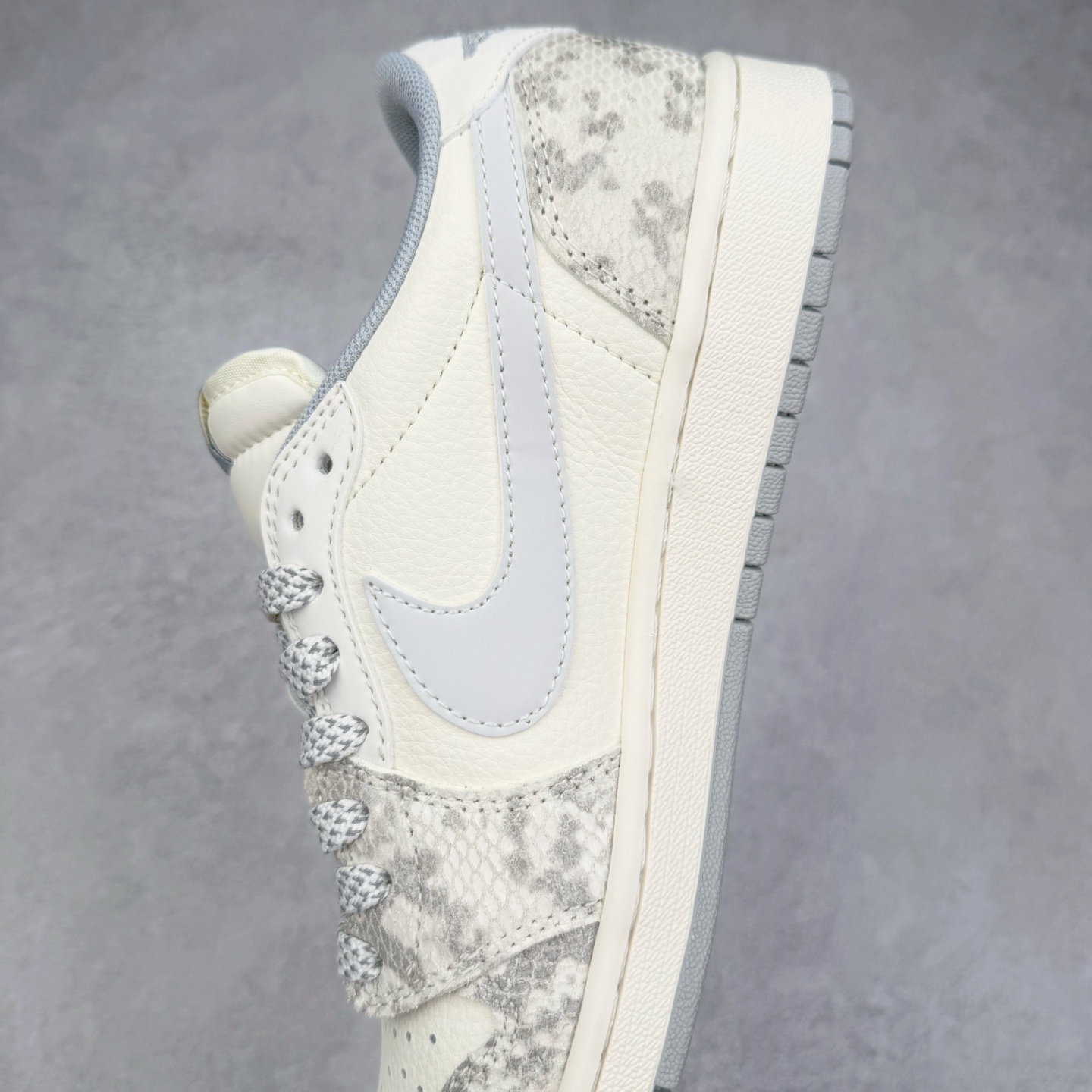 图片[7]-TS x Air Jordan AJ1 Low 倒钩低帮联名定制配色 XS7089-620 原厂内置气垫魔块 A模大底 头层小牛皮 鞋舌AJ原厂专用牛津布+AJ专用反口珍珠布+原厂无杂质高弹内里海棉+特殊封边弹力鞋带 实拍调校N版已经零色差零失真 百分百还原实物色彩所见即所得 不存在货不对板色差等低级问题 选购参考实物拍摄 不混卖不参货 只用心做好货严格选品 承诺混一赔十 尺码：36 36.5 37.5 38 38.5 39 40 40.5 41 42 42.5 43 44 44.5 45-选品中心