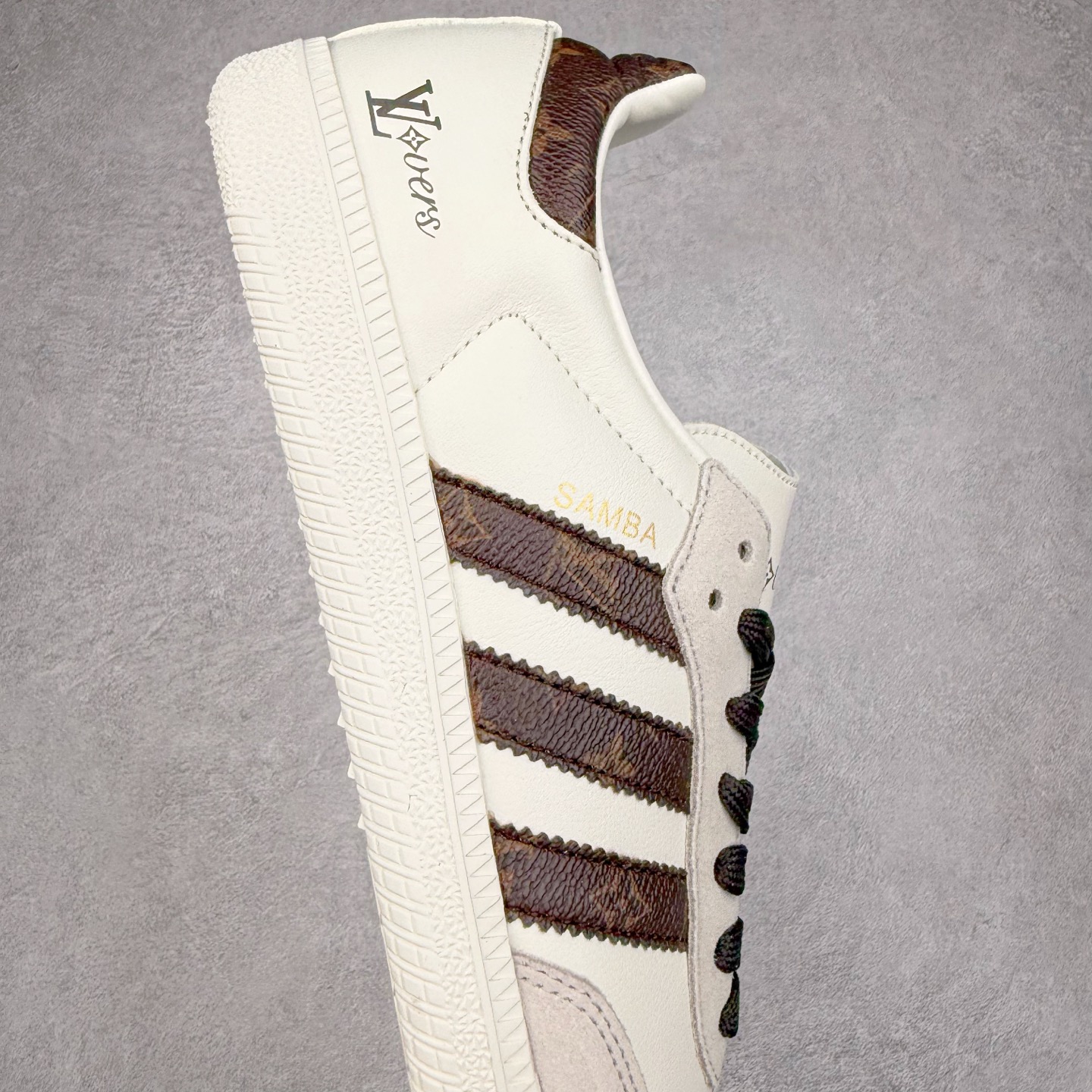 图片[6]-＃C2 AD Original Samba OG 复古经典轻便板鞋 定制配色 GJ7803 这款桑巴鞋展示了高质量的工艺 带有装饰的超锁缝制和无缝的手感 柔软、柔软的皮革造型和标志性的3条纹完成了精致的外观 正规合身鞋带 鞋面上有绒面鞋垫 橡胶鞋底 享受正畸套筒软感 自50年代首次亮相以来就一直在赢得粉丝的青睐 尺码：36 36.5 37.5 38 38.5 39 40 40.5 41 42 42.5 43 44 44.5 45-选品中心