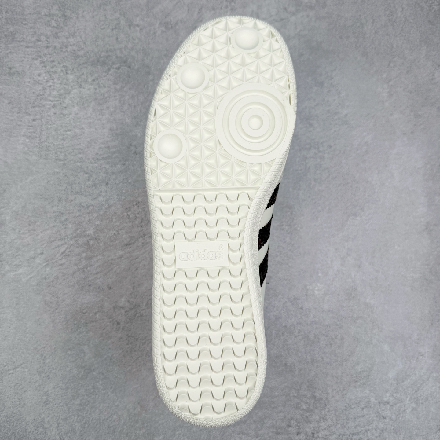 图片[9]-＃C2 AD Original Samba OG 复古经典轻便板鞋 定制配色 GJ7803 这款桑巴鞋展示了高质量的工艺 带有装饰的超锁缝制和无缝的手感 柔软、柔软的皮革造型和标志性的3条纹完成了精致的外观 正规合身鞋带 鞋面上有绒面鞋垫 橡胶鞋底 享受正畸套筒软感 自50年代首次亮相以来就一直在赢得粉丝的青睐 尺码：36 36.5 37.5 38 38.5 39 40 40.5 41 42 42.5 43 44 44.5 45-选品中心