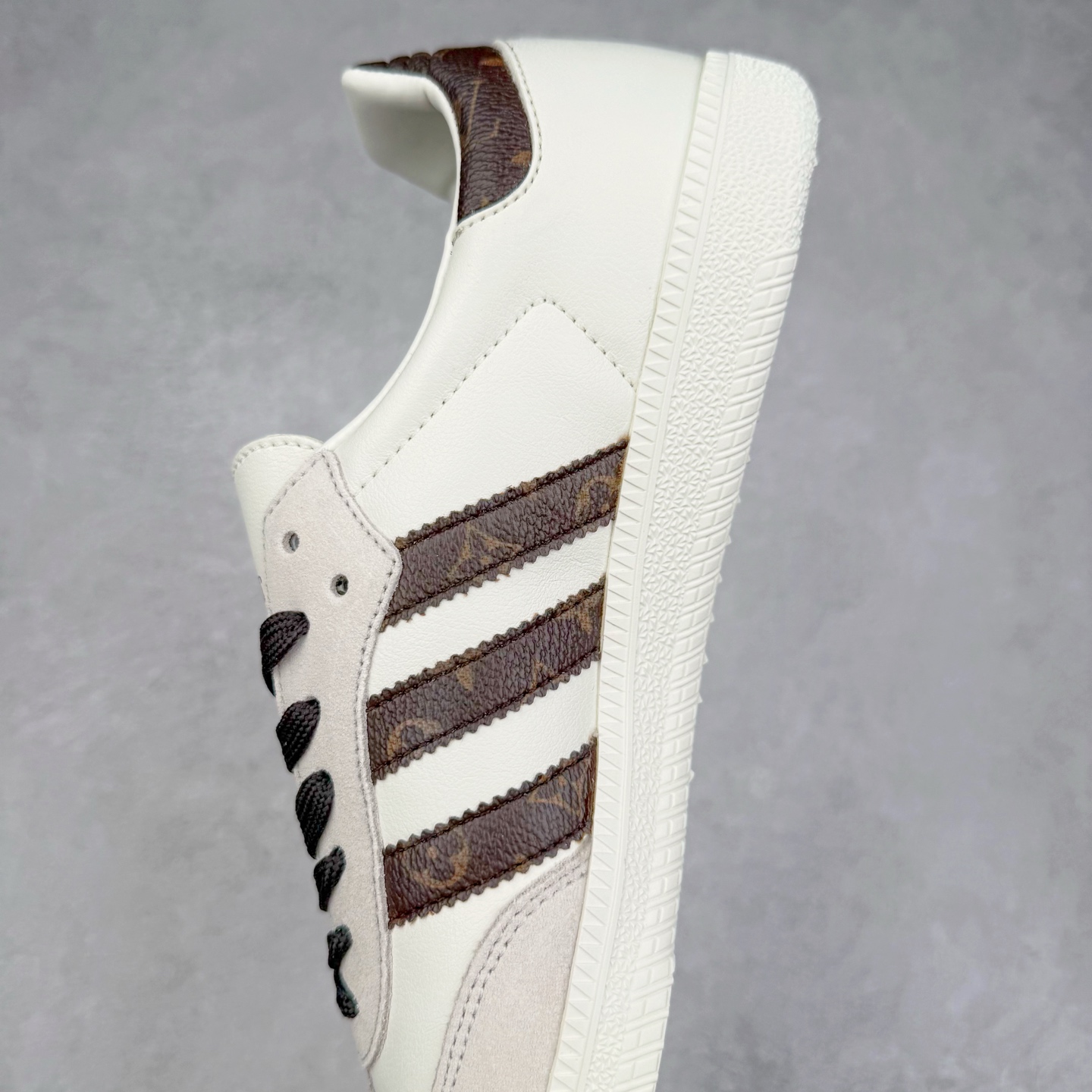 图片[7]-＃C2 AD Original Samba OG 复古经典轻便板鞋 定制配色 GJ7803 这款桑巴鞋展示了高质量的工艺 带有装饰的超锁缝制和无缝的手感 柔软、柔软的皮革造型和标志性的3条纹完成了精致的外观 正规合身鞋带 鞋面上有绒面鞋垫 橡胶鞋底 享受正畸套筒软感 自50年代首次亮相以来就一直在赢得粉丝的青睐 尺码：36 36.5 37.5 38 38.5 39 40 40.5 41 42 42.5 43 44 44.5 45-选品中心