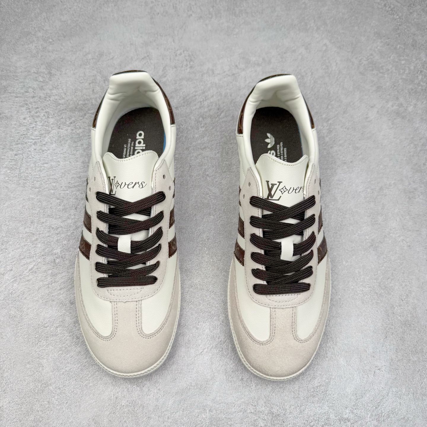 图片[2]-＃C2 AD Original Samba OG 复古经典轻便板鞋 定制配色 GJ7803 这款桑巴鞋展示了高质量的工艺 带有装饰的超锁缝制和无缝的手感 柔软、柔软的皮革造型和标志性的3条纹完成了精致的外观 正规合身鞋带 鞋面上有绒面鞋垫 橡胶鞋底 享受正畸套筒软感 自50年代首次亮相以来就一直在赢得粉丝的青睐 尺码：36 36.5 37.5 38 38.5 39 40 40.5 41 42 42.5 43 44 44.5 45-选品中心