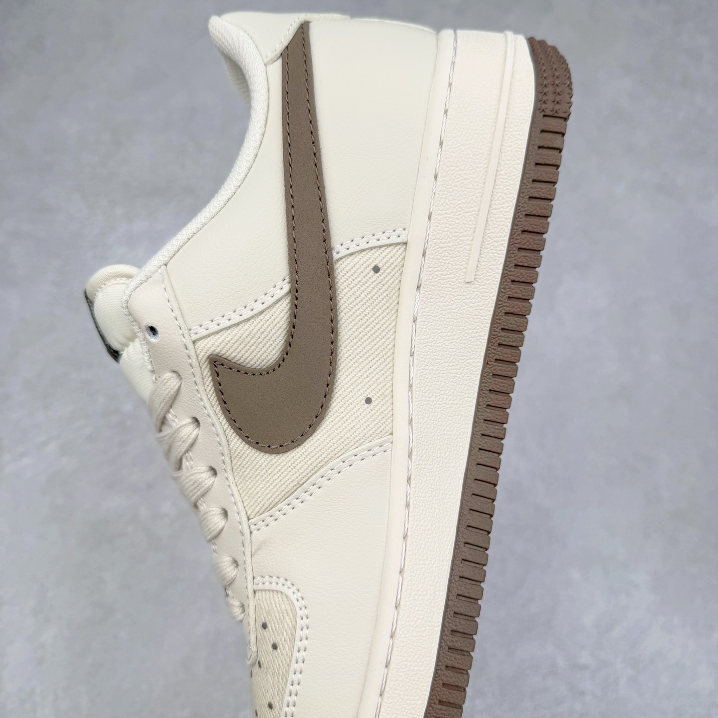 图片[7]-NK Air Force 1´07 Low 空军一号低帮百搭休闲运动板鞋 QW5836-004 柔软、弹性十足的缓震性能和出色的中底设计 横跨复古与现代的外型结合 造就出风靡全球 三十多年的Force 1 直到今天还深受青睐 实拍调校N版已经零色差零失真 百分百还原实物色彩所见即所得 不存在货不对板色差等低级问题 选购参考实物拍摄 不混卖不参货 只用心做好货严格选品 承诺混一赔十 尺码：36 36.5 37.5 38 38.5 39 40 40.5 41 42 42.5 43 44 44.5 45-选品中心