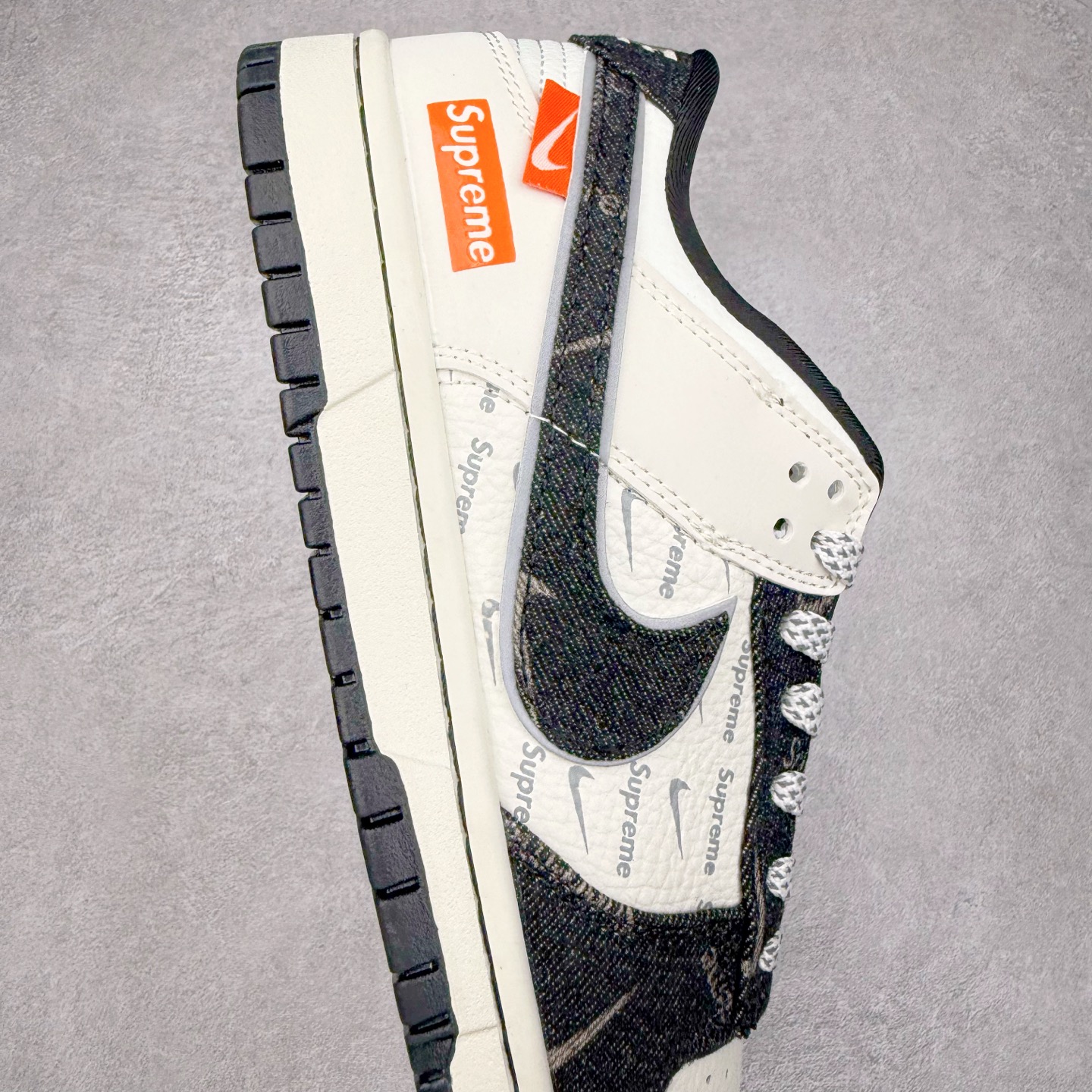 图片[6]-NK Dunk Low 定制配色 SC9207-414 大厂出品 极力推荐 原装头层材料 独家版型蒸餾加工帶來的是更好的视觉和脚感体验大厂纯原品质出货 清洁度 电绣工艺 皮料切割干净无任何毛边 细节完美 实拍调校N版已经零色差零失真 百分百还原实物色彩所见即所得 不存在货不对板色差等低级问题 选购参考实物拍摄 不混卖不参货 只用心做好货严格选品 承诺混一赔十 尺码：36 36.5 37.5 38 38.5 39 40 40.5 41 42 42.5 43 44 44.5 45-选品中心