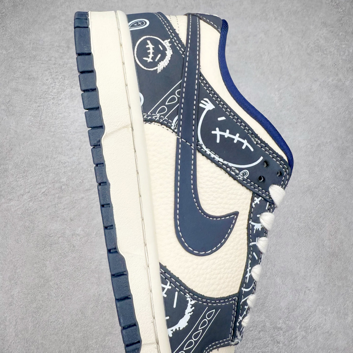 图片[6]-NK Dunk Low 定制配色 KK1333-046 大厂出品 极力推荐 原装头层材料 独家版型蒸餾加工帶來的是更好的视觉和脚感体验大厂纯原品质出货 清洁度 电绣工艺 皮料切割干净无任何毛边 细节完美 实拍调校N版已经零色差零失真 百分百还原实物色彩所见即所得 不存在货不对板色差等低级问题 选购参考实物拍摄 不混卖不参货 只用心做好货严格选品 承诺混一赔十 尺码：36 36.5 37.5 38 38.5 39 40 40.5 41 42 42.5 43 44 44.5 45-选品中心