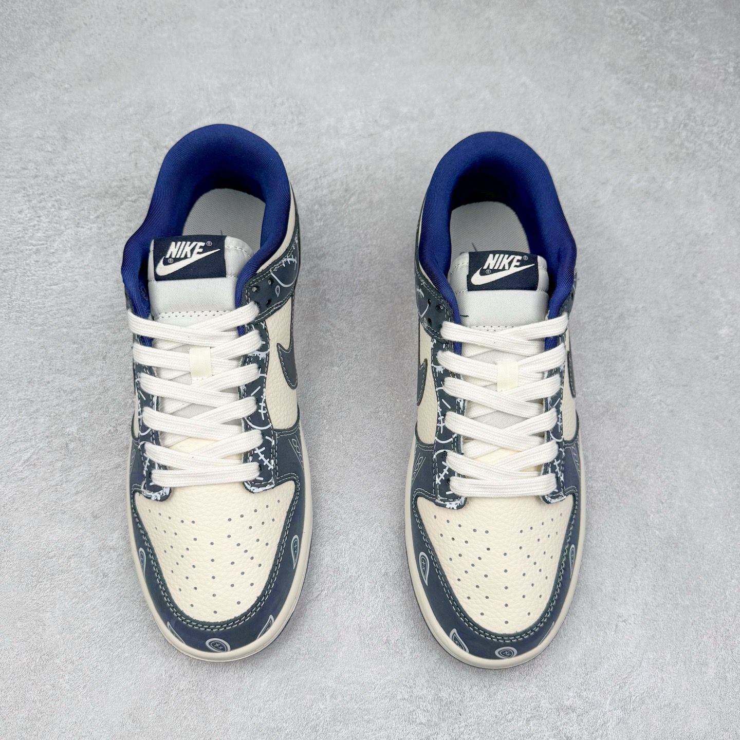 图片[2]-NK Dunk Low 定制配色 KK1333-046 大厂出品 极力推荐 原装头层材料 独家版型蒸餾加工帶來的是更好的视觉和脚感体验大厂纯原品质出货 清洁度 电绣工艺 皮料切割干净无任何毛边 细节完美 实拍调校N版已经零色差零失真 百分百还原实物色彩所见即所得 不存在货不对板色差等低级问题 选购参考实物拍摄 不混卖不参货 只用心做好货严格选品 承诺混一赔十 尺码：36 36.5 37.5 38 38.5 39 40 40.5 41 42 42.5 43 44 44.5 45-选品中心