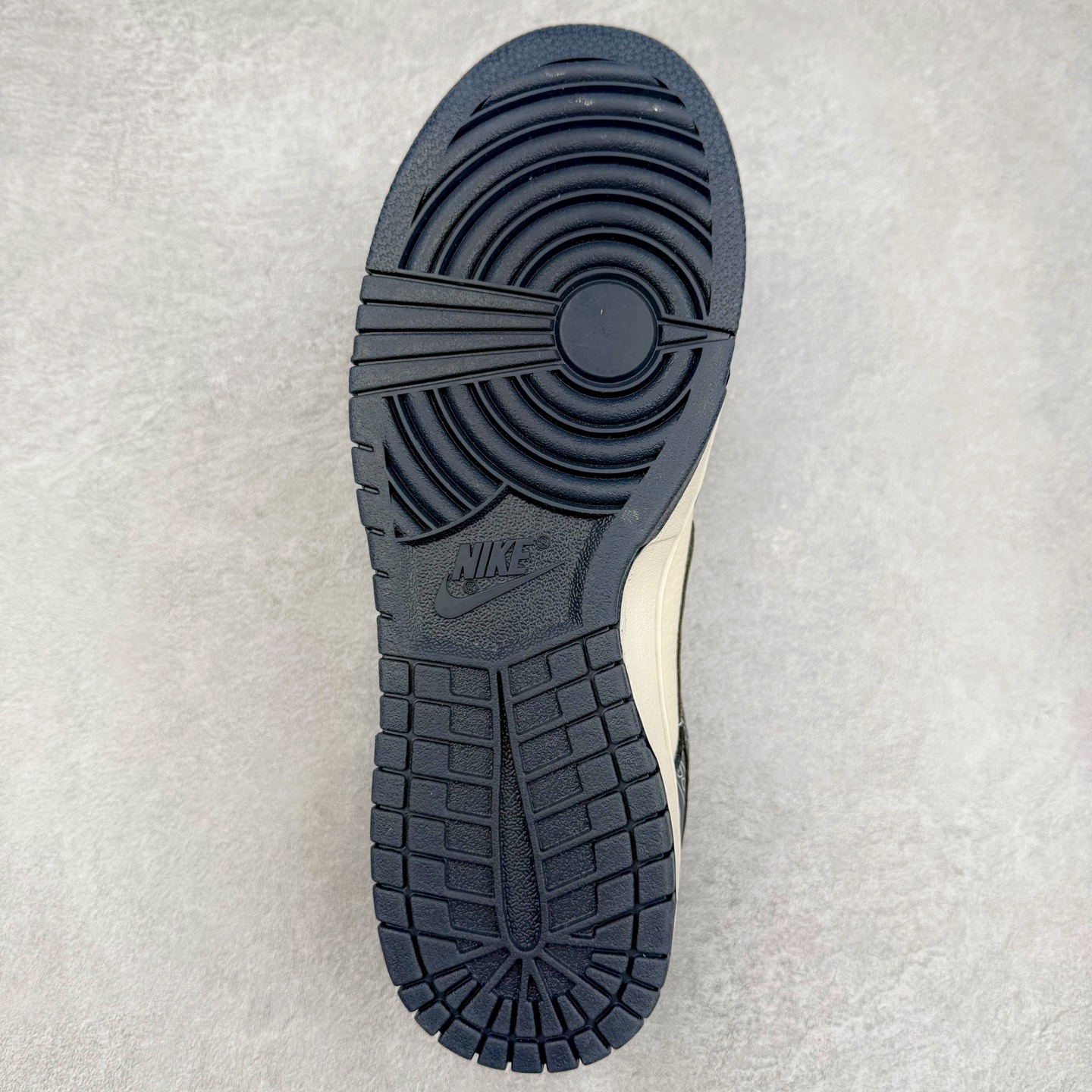 图片[9]-NK Dunk Low 定制配色 KK1333-046 大厂出品 极力推荐 原装头层材料 独家版型蒸餾加工帶來的是更好的视觉和脚感体验大厂纯原品质出货 清洁度 电绣工艺 皮料切割干净无任何毛边 细节完美 实拍调校N版已经零色差零失真 百分百还原实物色彩所见即所得 不存在货不对板色差等低级问题 选购参考实物拍摄 不混卖不参货 只用心做好货严格选品 承诺混一赔十 尺码：36 36.5 37.5 38 38.5 39 40 40.5 41 42 42.5 43 44 44.5 45-选品中心