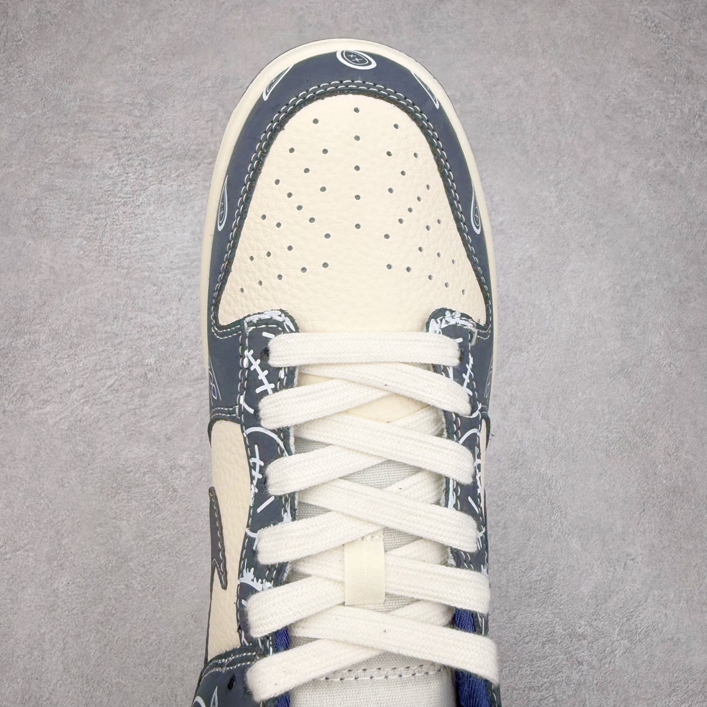 图片[4]-NK Dunk Low 定制配色 KK1333-046 大厂出品 极力推荐 原装头层材料 独家版型蒸餾加工帶來的是更好的视觉和脚感体验大厂纯原品质出货 清洁度 电绣工艺 皮料切割干净无任何毛边 细节完美 实拍调校N版已经零色差零失真 百分百还原实物色彩所见即所得 不存在货不对板色差等低级问题 选购参考实物拍摄 不混卖不参货 只用心做好货严格选品 承诺混一赔十 尺码：36 36.5 37.5 38 38.5 39 40 40.5 41 42 42.5 43 44 44.5 45-选品中心