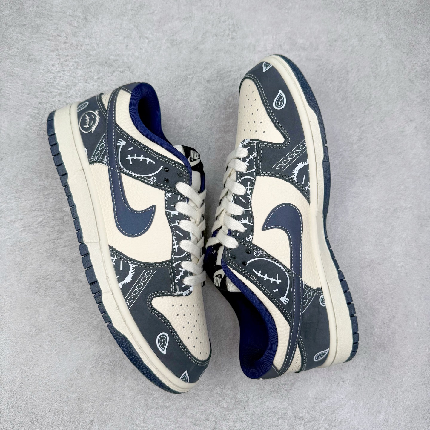 图片[3]-NK Dunk Low 定制配色 KK1333-046 大厂出品 极力推荐 原装头层材料 独家版型蒸餾加工帶來的是更好的视觉和脚感体验大厂纯原品质出货 清洁度 电绣工艺 皮料切割干净无任何毛边 细节完美 实拍调校N版已经零色差零失真 百分百还原实物色彩所见即所得 不存在货不对板色差等低级问题 选购参考实物拍摄 不混卖不参货 只用心做好货严格选品 承诺混一赔十 尺码：36 36.5 37.5 38 38.5 39 40 40.5 41 42 42.5 43 44 44.5 45-选品中心