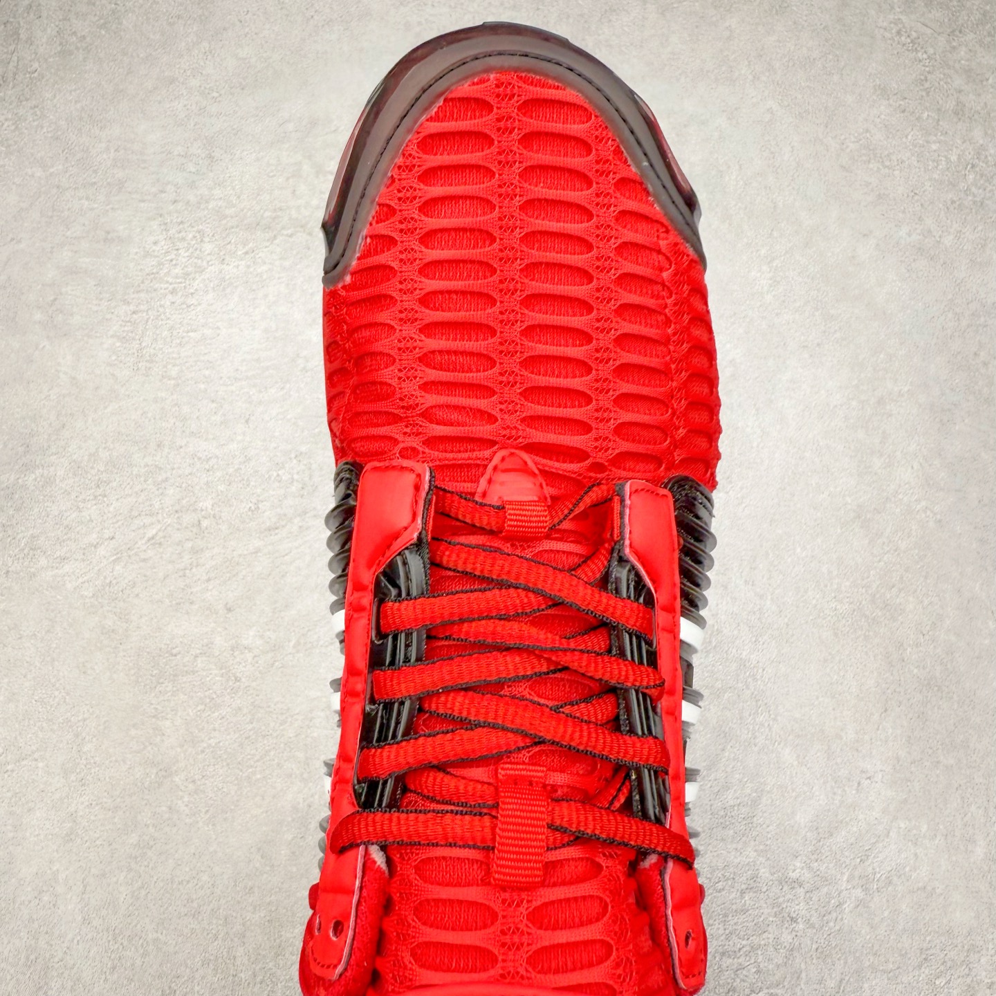 图片[5]-AD CLIMACOOL 初代清风系列透气跑步鞋 经典的鞋舌 CLIMACOOL LOGO，加上侧边三条杠处的透气格栅，都让人仿佛回到了二十二年前。实拍调校N版已经零色差零失真 百分百还原实物色彩所见即所得 不存在货不对板色差等低级问题 选购参考实物拍摄 不混卖不参货 只用心做好货严格选品 承诺混一赔十 尺码：36 36.5 37.5 38 38.5 39 40 40.5 41 42 42.5 43 44 44.5 45-选品中心