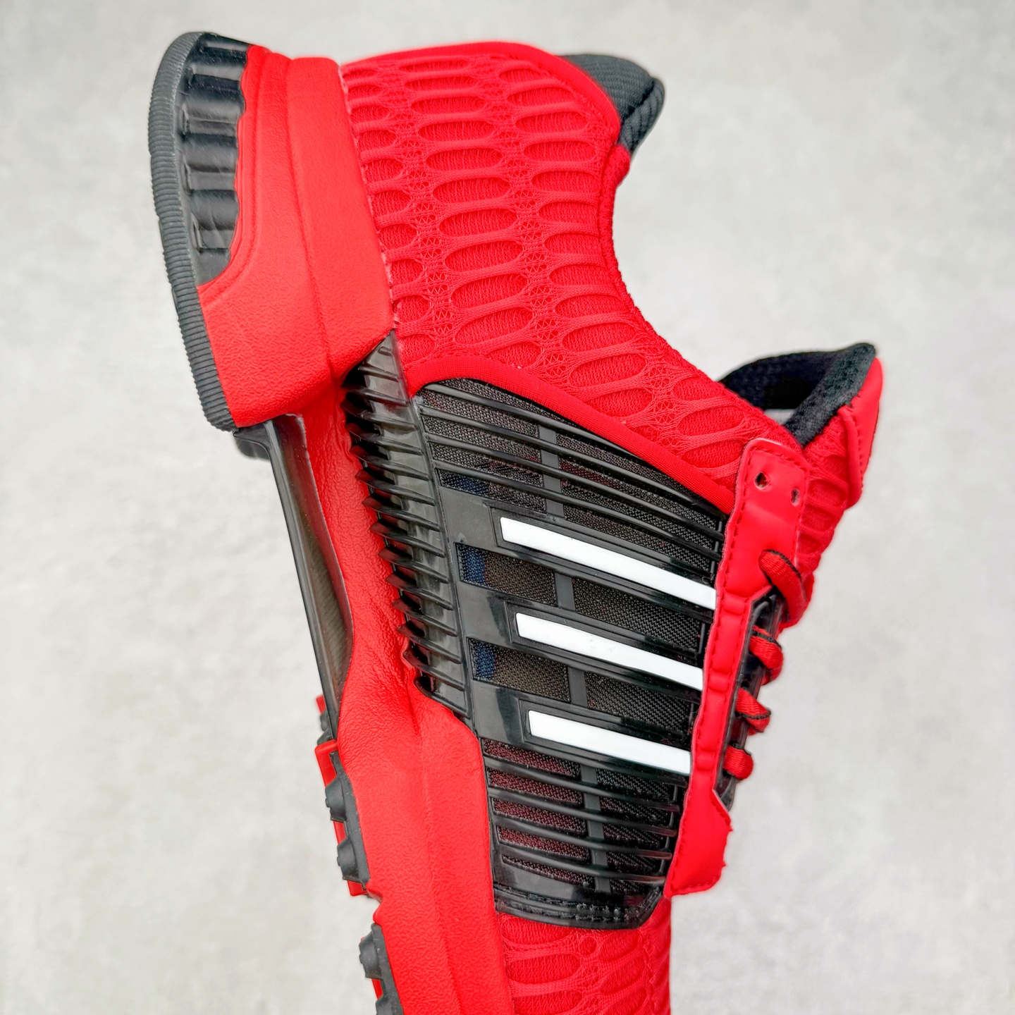 图片[6]-AD CLIMACOOL 初代清风系列透气跑步鞋 经典的鞋舌 CLIMACOOL LOGO，加上侧边三条杠处的透气格栅，都让人仿佛回到了二十二年前。实拍调校N版已经零色差零失真 百分百还原实物色彩所见即所得 不存在货不对板色差等低级问题 选购参考实物拍摄 不混卖不参货 只用心做好货严格选品 承诺混一赔十 尺码：36 36.5 37.5 38 38.5 39 40 40.5 41 42 42.5 43 44 44.5 45-选品中心