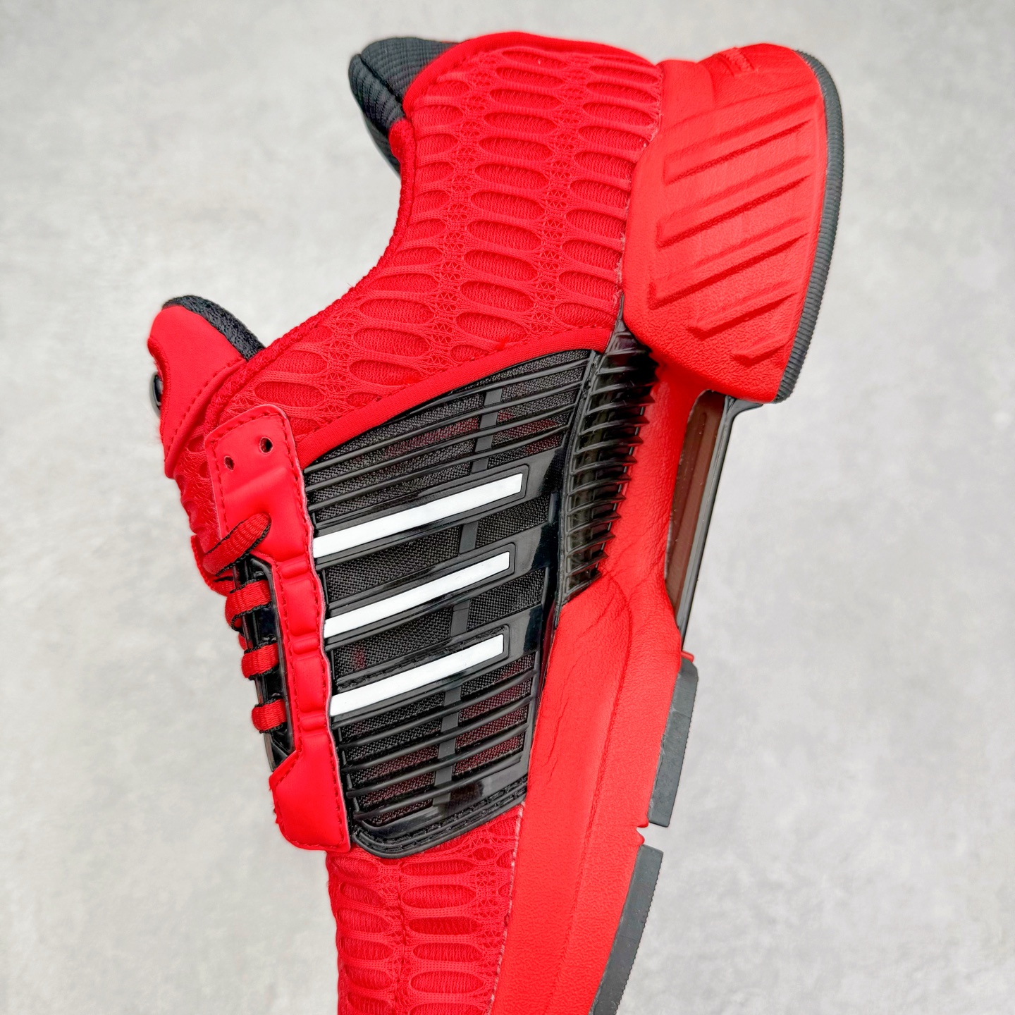 图片[7]-AD CLIMACOOL 初代清风系列透气跑步鞋 经典的鞋舌 CLIMACOOL LOGO，加上侧边三条杠处的透气格栅，都让人仿佛回到了二十二年前。实拍调校N版已经零色差零失真 百分百还原实物色彩所见即所得 不存在货不对板色差等低级问题 选购参考实物拍摄 不混卖不参货 只用心做好货严格选品 承诺混一赔十 尺码：36 36.5 37.5 38 38.5 39 40 40.5 41 42 42.5 43 44 44.5 45-选品中心