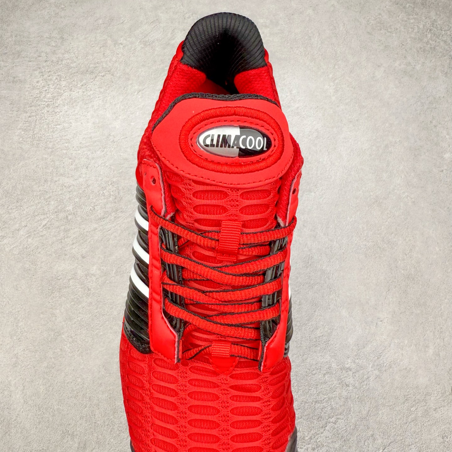 图片[4]-AD CLIMACOOL 初代清风系列透气跑步鞋 经典的鞋舌 CLIMACOOL LOGO，加上侧边三条杠处的透气格栅，都让人仿佛回到了二十二年前。实拍调校N版已经零色差零失真 百分百还原实物色彩所见即所得 不存在货不对板色差等低级问题 选购参考实物拍摄 不混卖不参货 只用心做好货严格选品 承诺混一赔十 尺码：36 36.5 37.5 38 38.5 39 40 40.5 41 42 42.5 43 44 44.5 45-选品中心