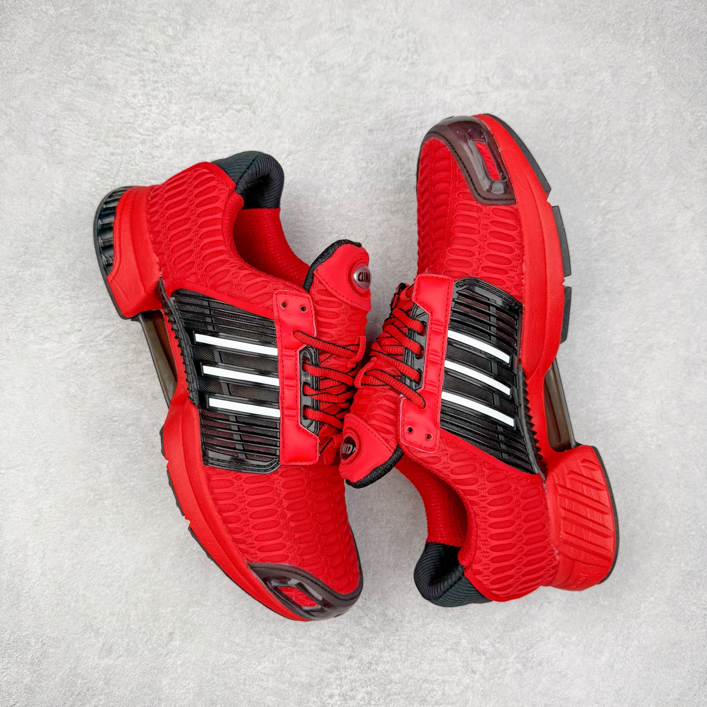 图片[3]-AD CLIMACOOL 初代清风系列透气跑步鞋 经典的鞋舌 CLIMACOOL LOGO，加上侧边三条杠处的透气格栅，都让人仿佛回到了二十二年前。实拍调校N版已经零色差零失真 百分百还原实物色彩所见即所得 不存在货不对板色差等低级问题 选购参考实物拍摄 不混卖不参货 只用心做好货严格选品 承诺混一赔十 尺码：36 36.5 37.5 38 38.5 39 40 40.5 41 42 42.5 43 44 44.5 45-选品中心