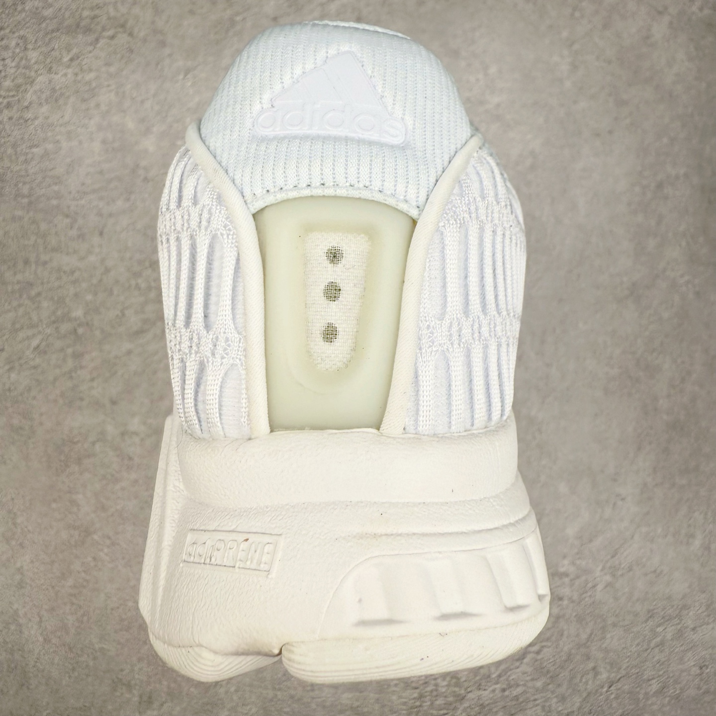 图片[8]-AD CLIMACOOL 初代清风系列透气跑步鞋 经典的鞋舌 CLIMACOOL LOGO，加上侧边三条杠处的透气格栅，都让人仿佛回到了二十二年前。实拍调校N版已经零色差零失真 百分百还原实物色彩所见即所得 不存在货不对板色差等低级问题 选购参考实物拍摄 不混卖不参货 只用心做好货严格选品 承诺混一赔十 尺码：36 36.5 37.5 38 38.5 39 40 40.5 41 42 42.5 43 44 44.5 45-选品中心