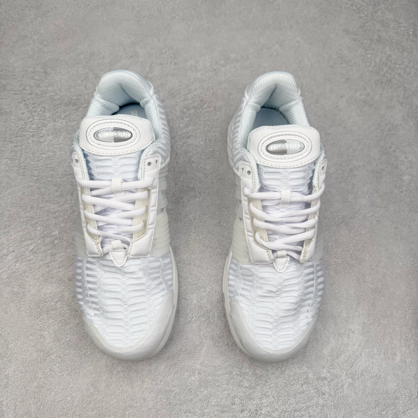 图片[2]-AD CLIMACOOL 初代清风系列透气跑步鞋 经典的鞋舌 CLIMACOOL LOGO，加上侧边三条杠处的透气格栅，都让人仿佛回到了二十二年前。实拍调校N版已经零色差零失真 百分百还原实物色彩所见即所得 不存在货不对板色差等低级问题 选购参考实物拍摄 不混卖不参货 只用心做好货严格选品 承诺混一赔十 尺码：36 36.5 37.5 38 38.5 39 40 40.5 41 42 42.5 43 44 44.5 45-选品中心