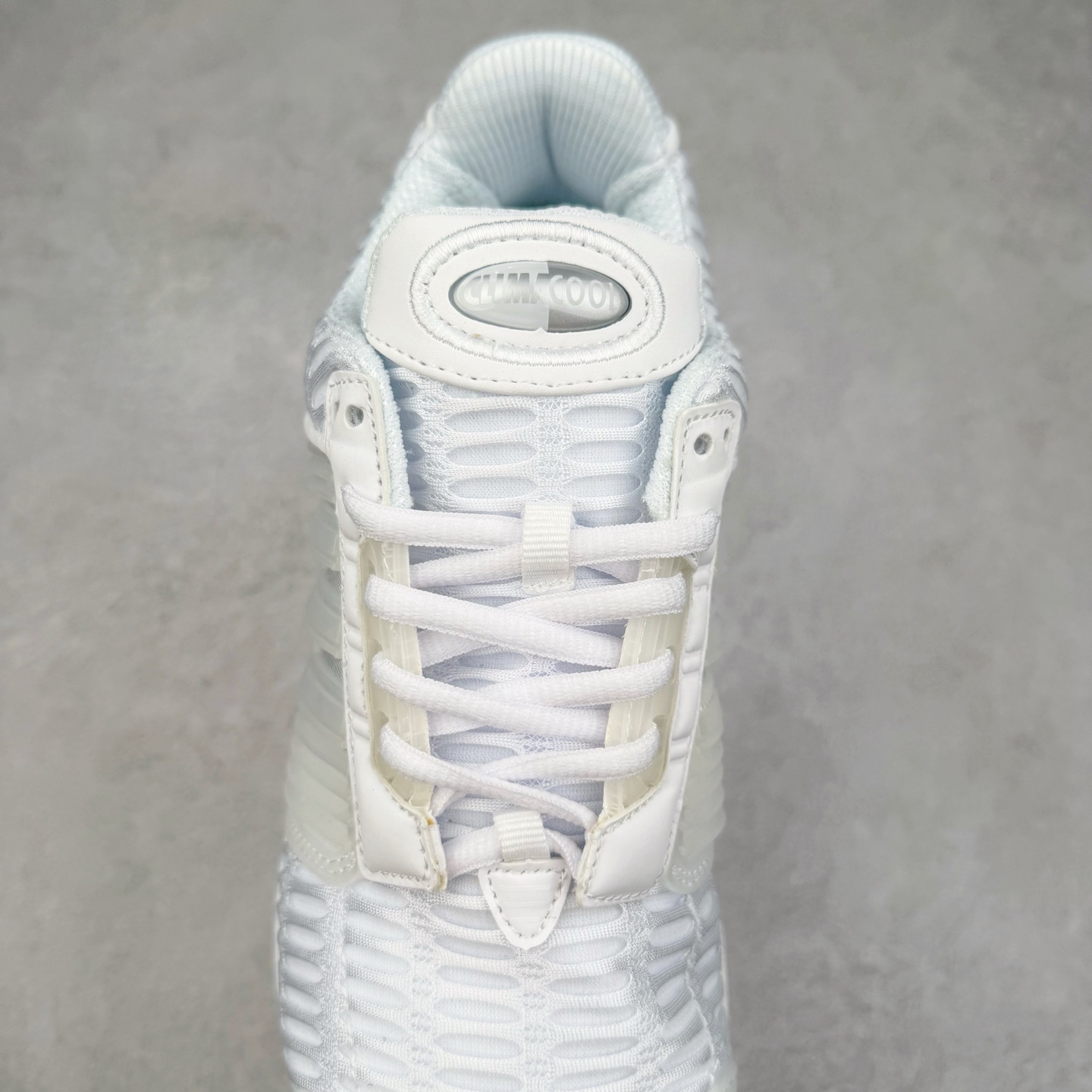 图片[5]-AD CLIMACOOL 初代清风系列透气跑步鞋 经典的鞋舌 CLIMACOOL LOGO，加上侧边三条杠处的透气格栅，都让人仿佛回到了二十二年前。实拍调校N版已经零色差零失真 百分百还原实物色彩所见即所得 不存在货不对板色差等低级问题 选购参考实物拍摄 不混卖不参货 只用心做好货严格选品 承诺混一赔十 尺码：36 36.5 37.5 38 38.5 39 40 40.5 41 42 42.5 43 44 44.5 45-选品中心