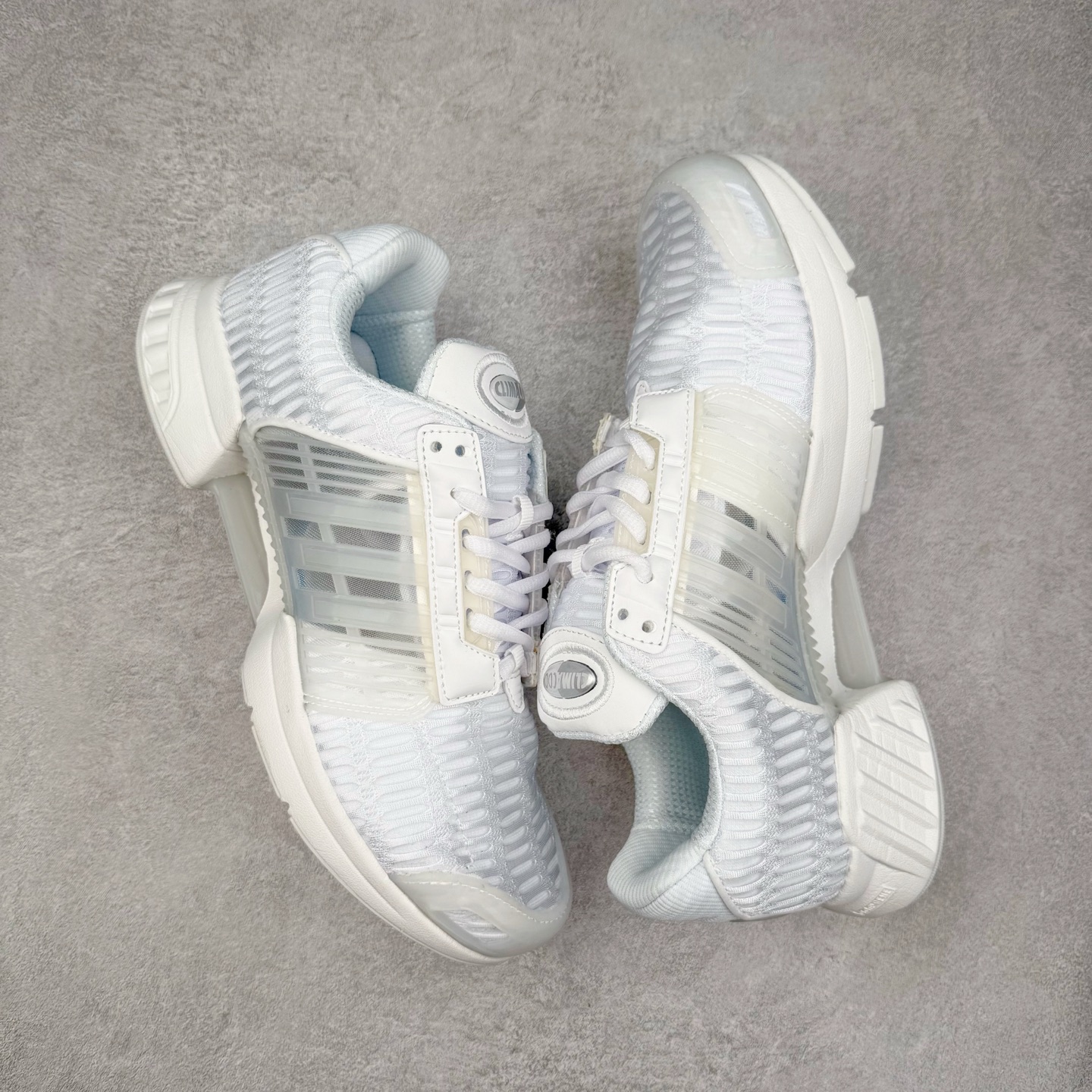 图片[3]-AD CLIMACOOL 初代清风系列透气跑步鞋 经典的鞋舌 CLIMACOOL LOGO，加上侧边三条杠处的透气格栅，都让人仿佛回到了二十二年前。实拍调校N版已经零色差零失真 百分百还原实物色彩所见即所得 不存在货不对板色差等低级问题 选购参考实物拍摄 不混卖不参货 只用心做好货严格选品 承诺混一赔十 尺码：36 36.5 37.5 38 38.5 39 40 40.5 41 42 42.5 43 44 44.5 45-选品中心