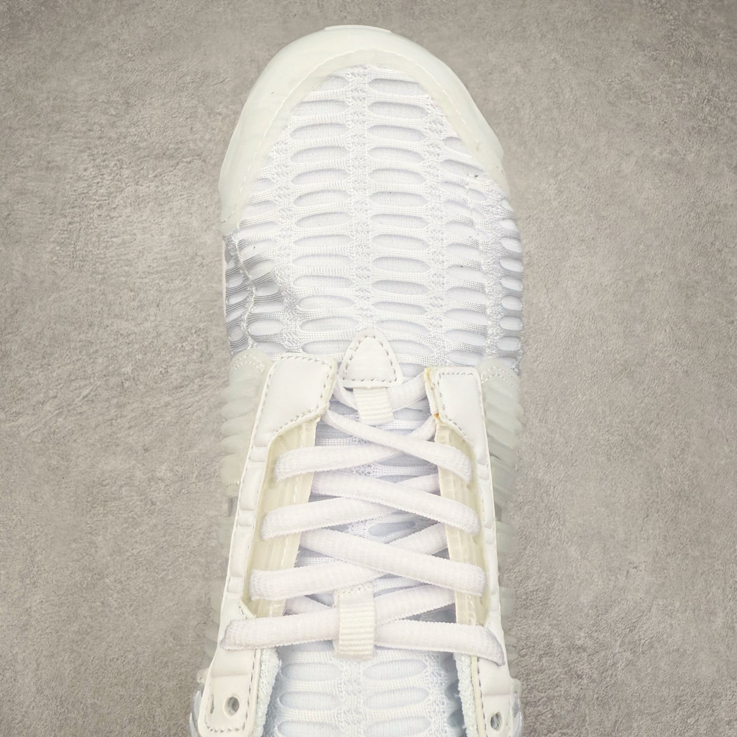 图片[4]-AD CLIMACOOL 初代清风系列透气跑步鞋 经典的鞋舌 CLIMACOOL LOGO，加上侧边三条杠处的透气格栅，都让人仿佛回到了二十二年前。实拍调校N版已经零色差零失真 百分百还原实物色彩所见即所得 不存在货不对板色差等低级问题 选购参考实物拍摄 不混卖不参货 只用心做好货严格选品 承诺混一赔十 尺码：36 36.5 37.5 38 38.5 39 40 40.5 41 42 42.5 43 44 44.5 45-选品中心