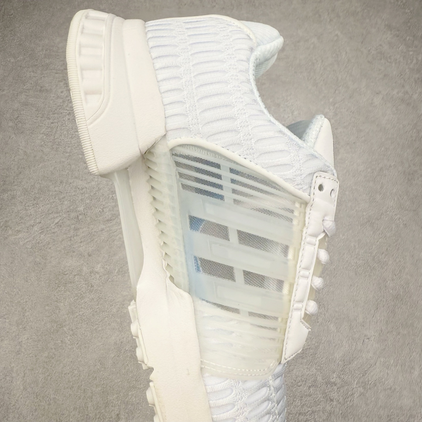 图片[6]-AD CLIMACOOL 初代清风系列透气跑步鞋 经典的鞋舌 CLIMACOOL LOGO，加上侧边三条杠处的透气格栅，都让人仿佛回到了二十二年前。实拍调校N版已经零色差零失真 百分百还原实物色彩所见即所得 不存在货不对板色差等低级问题 选购参考实物拍摄 不混卖不参货 只用心做好货严格选品 承诺混一赔十 尺码：36 36.5 37.5 38 38.5 39 40 40.5 41 42 42.5 43 44 44.5 45-选品中心