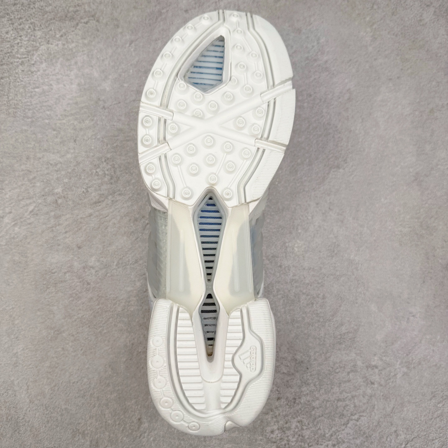 图片[9]-AD CLIMACOOL 初代清风系列透气跑步鞋 经典的鞋舌 CLIMACOOL LOGO，加上侧边三条杠处的透气格栅，都让人仿佛回到了二十二年前。实拍调校N版已经零色差零失真 百分百还原实物色彩所见即所得 不存在货不对板色差等低级问题 选购参考实物拍摄 不混卖不参货 只用心做好货严格选品 承诺混一赔十 尺码：36 36.5 37.5 38 38.5 39 40 40.5 41 42 42.5 43 44 44.5 45-选品中心