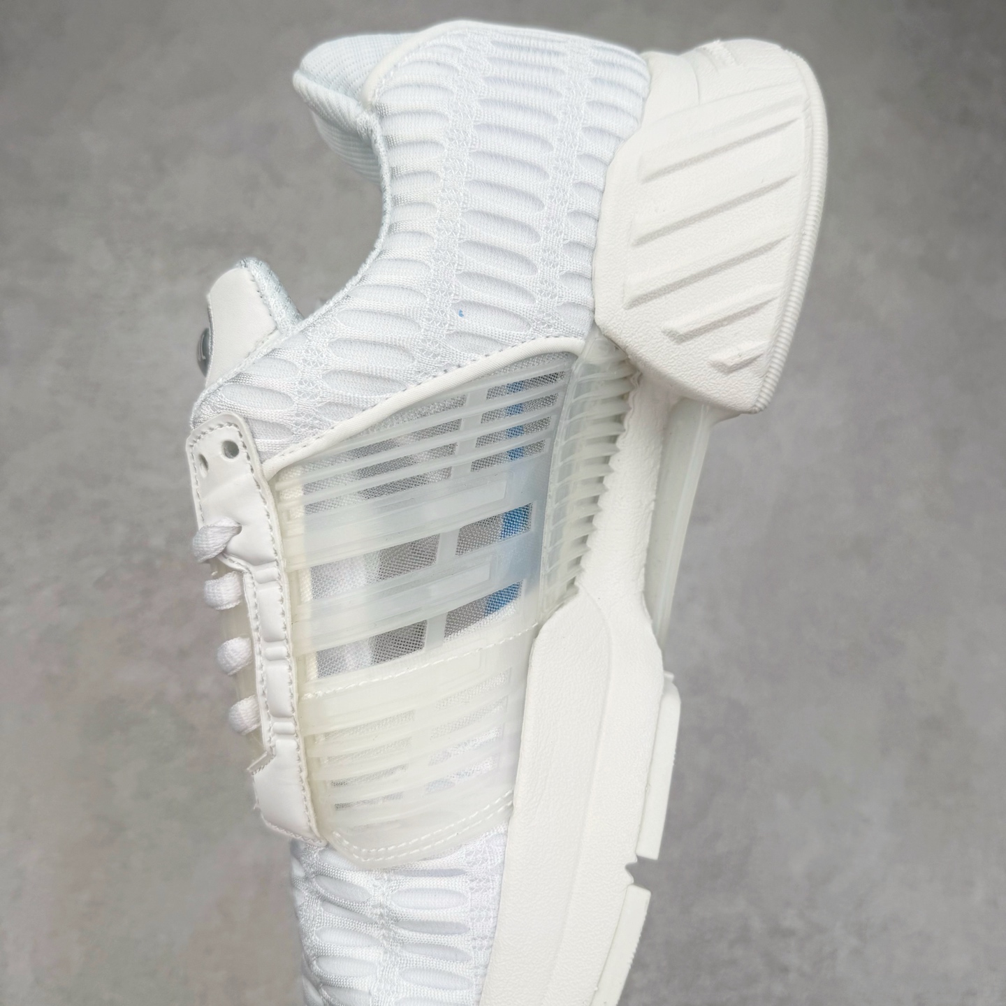 图片[7]-AD CLIMACOOL 初代清风系列透气跑步鞋 经典的鞋舌 CLIMACOOL LOGO，加上侧边三条杠处的透气格栅，都让人仿佛回到了二十二年前。实拍调校N版已经零色差零失真 百分百还原实物色彩所见即所得 不存在货不对板色差等低级问题 选购参考实物拍摄 不混卖不参货 只用心做好货严格选品 承诺混一赔十 尺码：36 36.5 37.5 38 38.5 39 40 40.5 41 42 42.5 43 44 44.5 45-选品中心