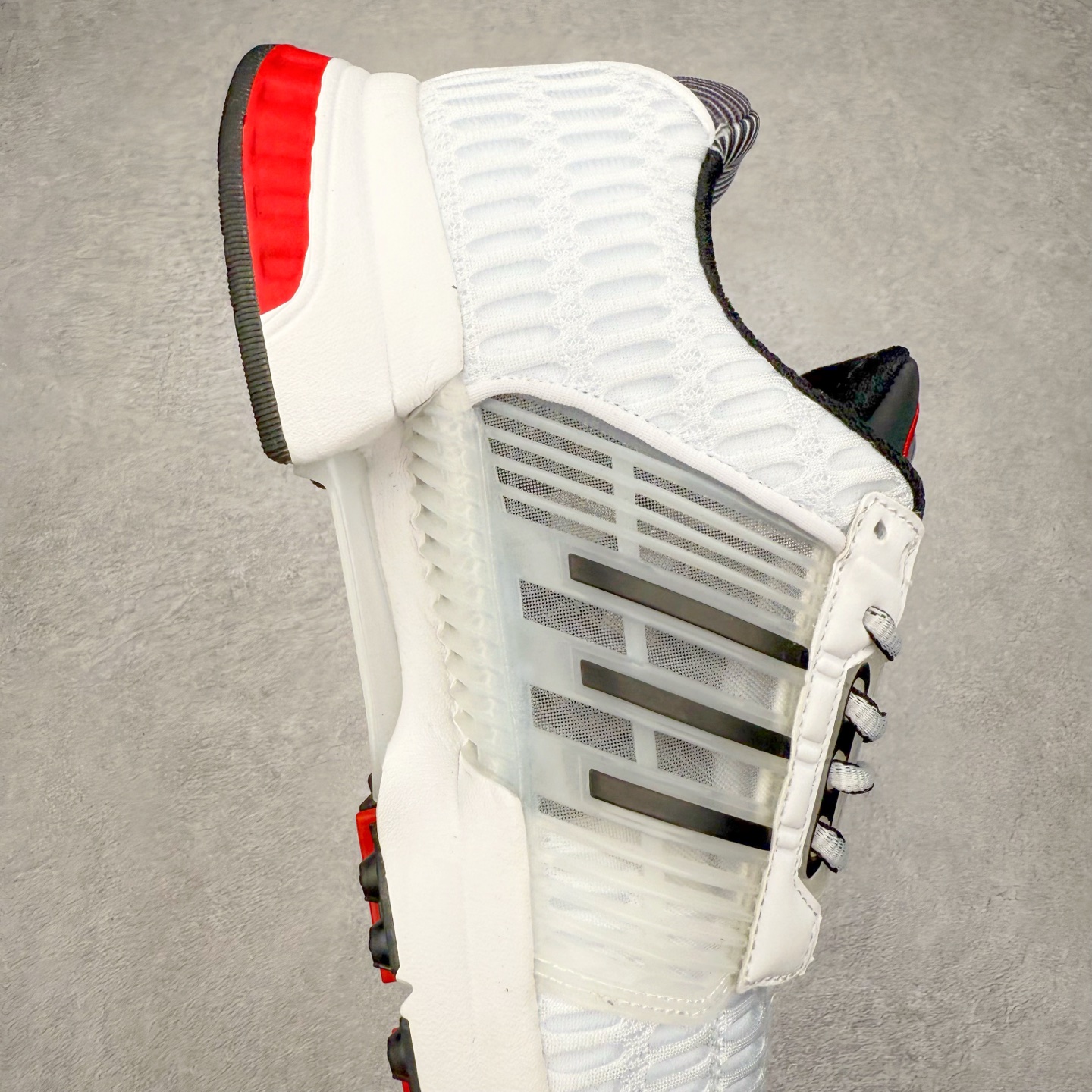 图片[6]-AD CLIMACOOL 初代清风系列透气跑步鞋 经典的鞋舌 CLIMACOOL LOGO，加上侧边三条杠处的透气格栅，都让人仿佛回到了二十二年前。实拍调校N版已经零色差零失真 百分百还原实物色彩所见即所得 不存在货不对板色差等低级问题 选购参考实物拍摄 不混卖不参货 只用心做好货严格选品 承诺混一赔十 尺码：36 36.5 37.5 38 38.5 39 40 40.5 41 42 42.5 43 44 44.5 45-选品中心