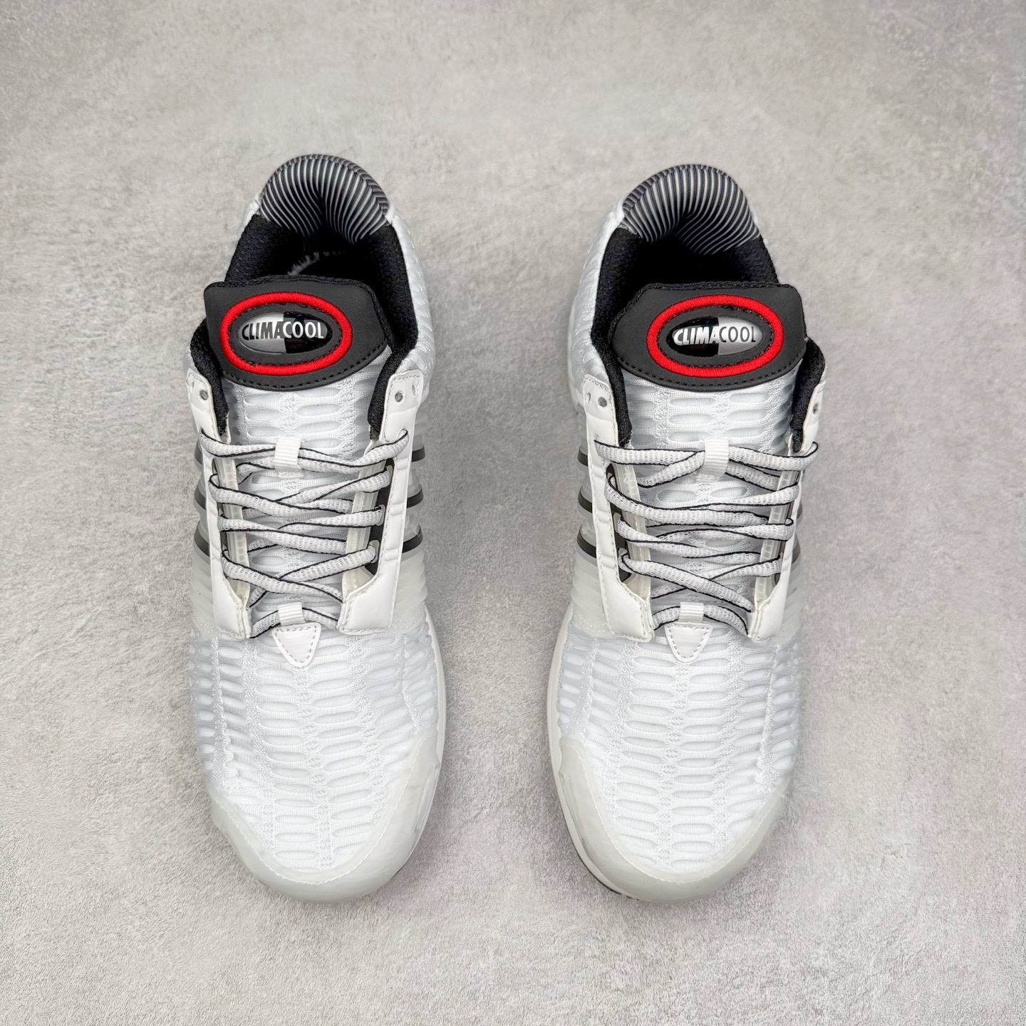 图片[2]-AD CLIMACOOL 初代清风系列透气跑步鞋 经典的鞋舌 CLIMACOOL LOGO，加上侧边三条杠处的透气格栅，都让人仿佛回到了二十二年前。实拍调校N版已经零色差零失真 百分百还原实物色彩所见即所得 不存在货不对板色差等低级问题 选购参考实物拍摄 不混卖不参货 只用心做好货严格选品 承诺混一赔十 尺码：36 36.5 37.5 38 38.5 39 40 40.5 41 42 42.5 43 44 44.5 45-选品中心