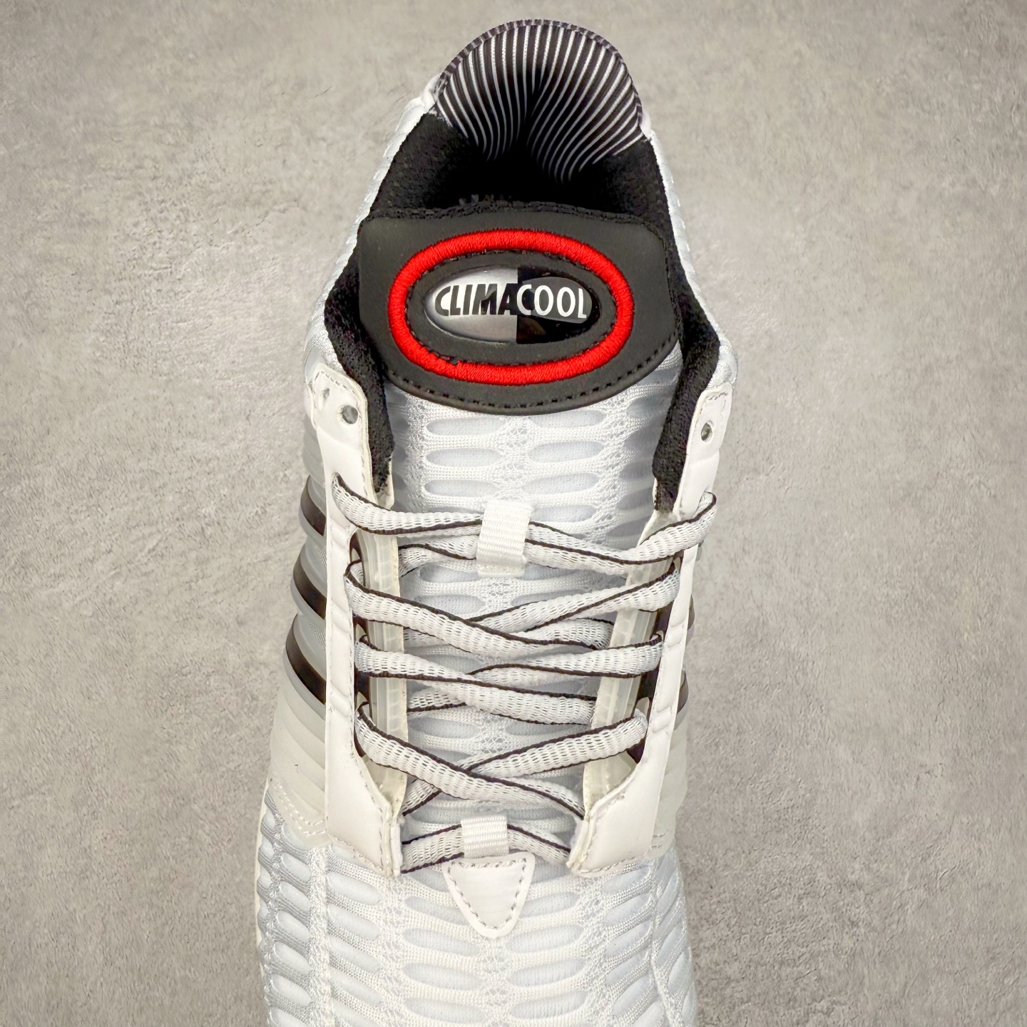 图片[5]-AD CLIMACOOL 初代清风系列透气跑步鞋 经典的鞋舌 CLIMACOOL LOGO，加上侧边三条杠处的透气格栅，都让人仿佛回到了二十二年前。实拍调校N版已经零色差零失真 百分百还原实物色彩所见即所得 不存在货不对板色差等低级问题 选购参考实物拍摄 不混卖不参货 只用心做好货严格选品 承诺混一赔十 尺码：36 36.5 37.5 38 38.5 39 40 40.5 41 42 42.5 43 44 44.5 45-选品中心