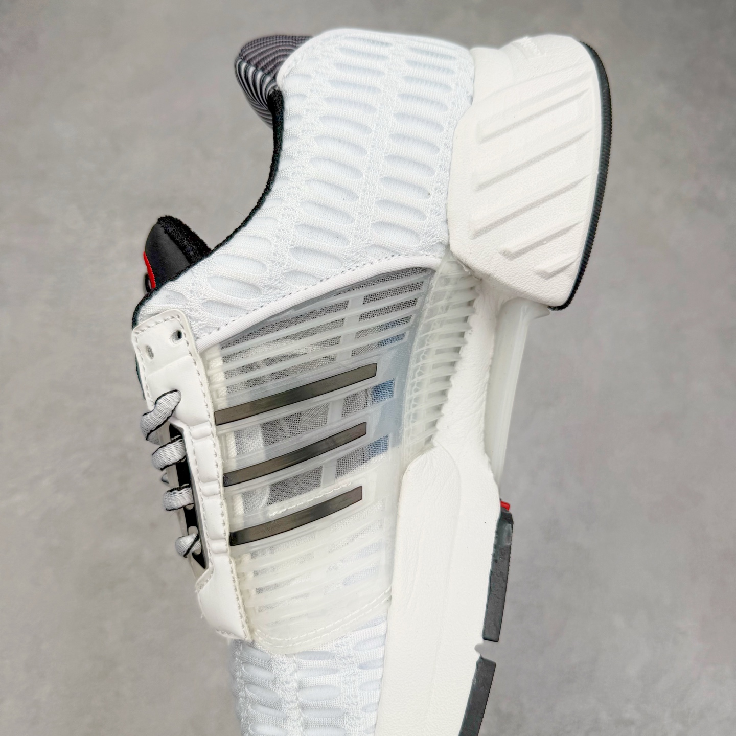 图片[7]-AD CLIMACOOL 初代清风系列透气跑步鞋 经典的鞋舌 CLIMACOOL LOGO，加上侧边三条杠处的透气格栅，都让人仿佛回到了二十二年前。实拍调校N版已经零色差零失真 百分百还原实物色彩所见即所得 不存在货不对板色差等低级问题 选购参考实物拍摄 不混卖不参货 只用心做好货严格选品 承诺混一赔十 尺码：36 36.5 37.5 38 38.5 39 40 40.5 41 42 42.5 43 44 44.5 45-选品中心