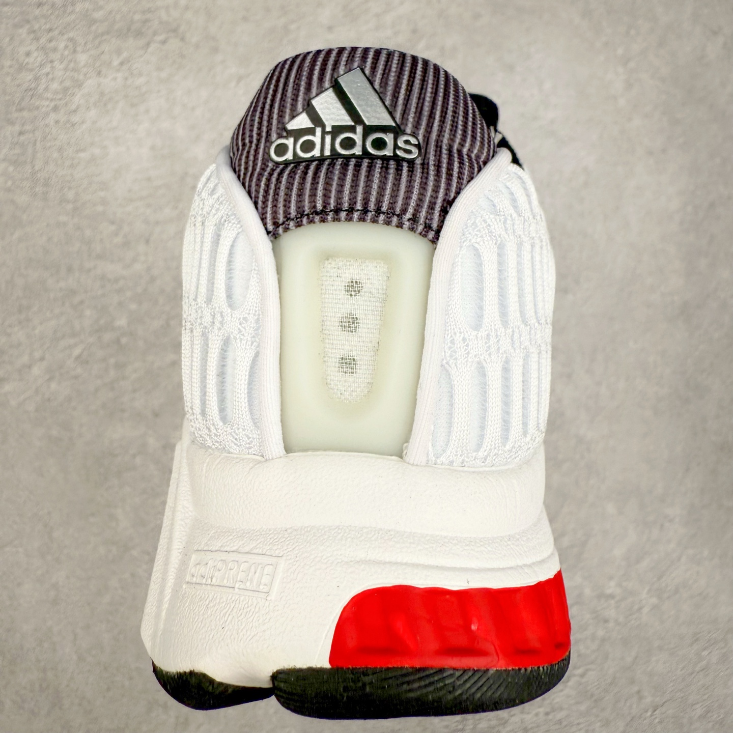 图片[8]-AD CLIMACOOL 初代清风系列透气跑步鞋 经典的鞋舌 CLIMACOOL LOGO，加上侧边三条杠处的透气格栅，都让人仿佛回到了二十二年前。实拍调校N版已经零色差零失真 百分百还原实物色彩所见即所得 不存在货不对板色差等低级问题 选购参考实物拍摄 不混卖不参货 只用心做好货严格选品 承诺混一赔十 尺码：36 36.5 37.5 38 38.5 39 40 40.5 41 42 42.5 43 44 44.5 45-选品中心